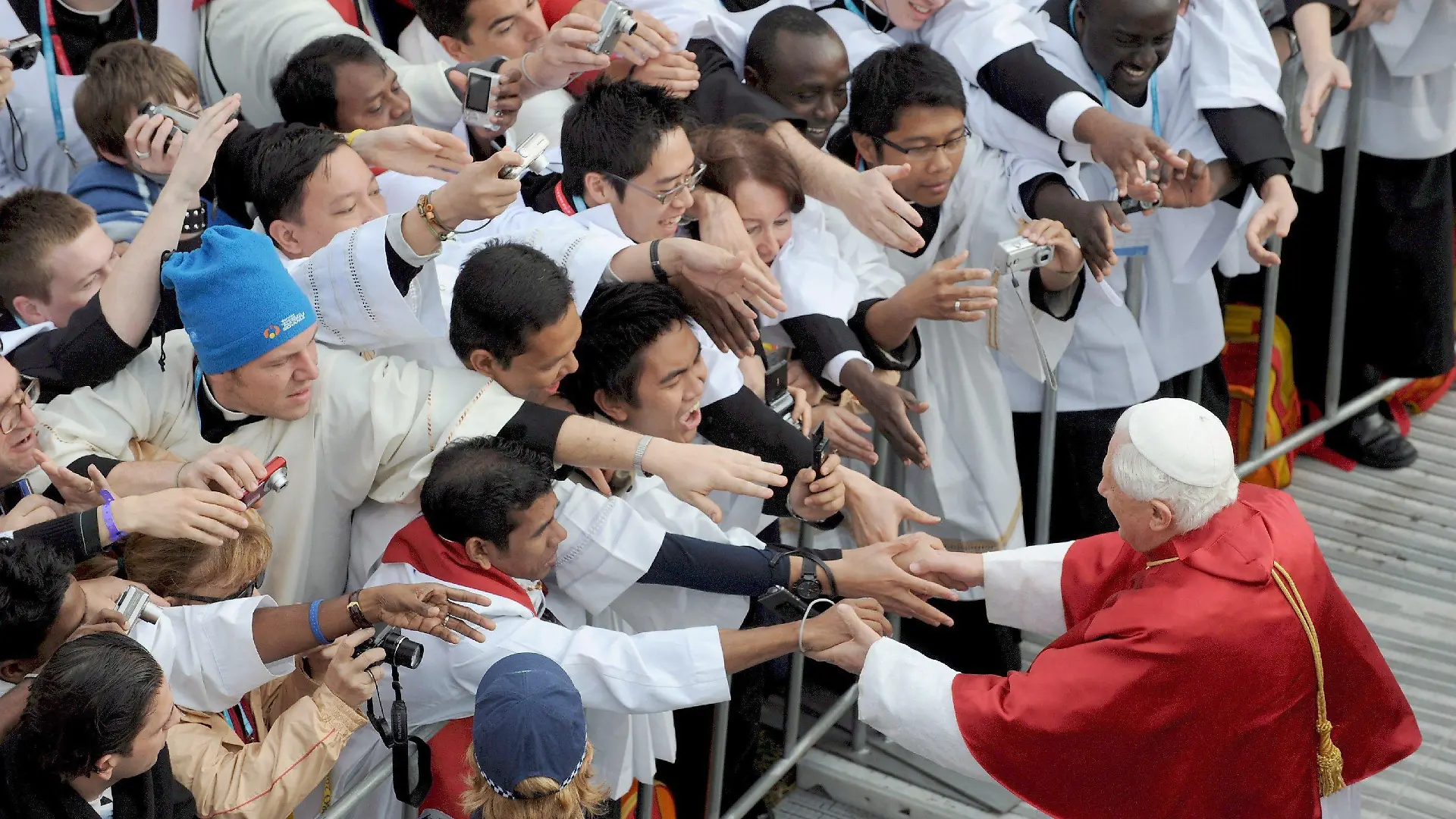 Pope Benedict XVI (R) arrives for the Final Mass for World Youth Day in Sydney, Australia, 20 July 2008. Organisers said the mass, which is the last major World Youth Day event, will attract some of the biggest crowds ever seen in Australia. EPA/DEAN LEWINS +++(c) dpa - Bildfunk+++
