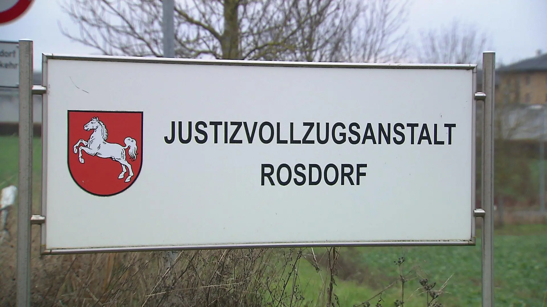 Die beiden angeklagten Frauen wurden aus dem Dienst der Justizvollzugsanstalt entlassen.
