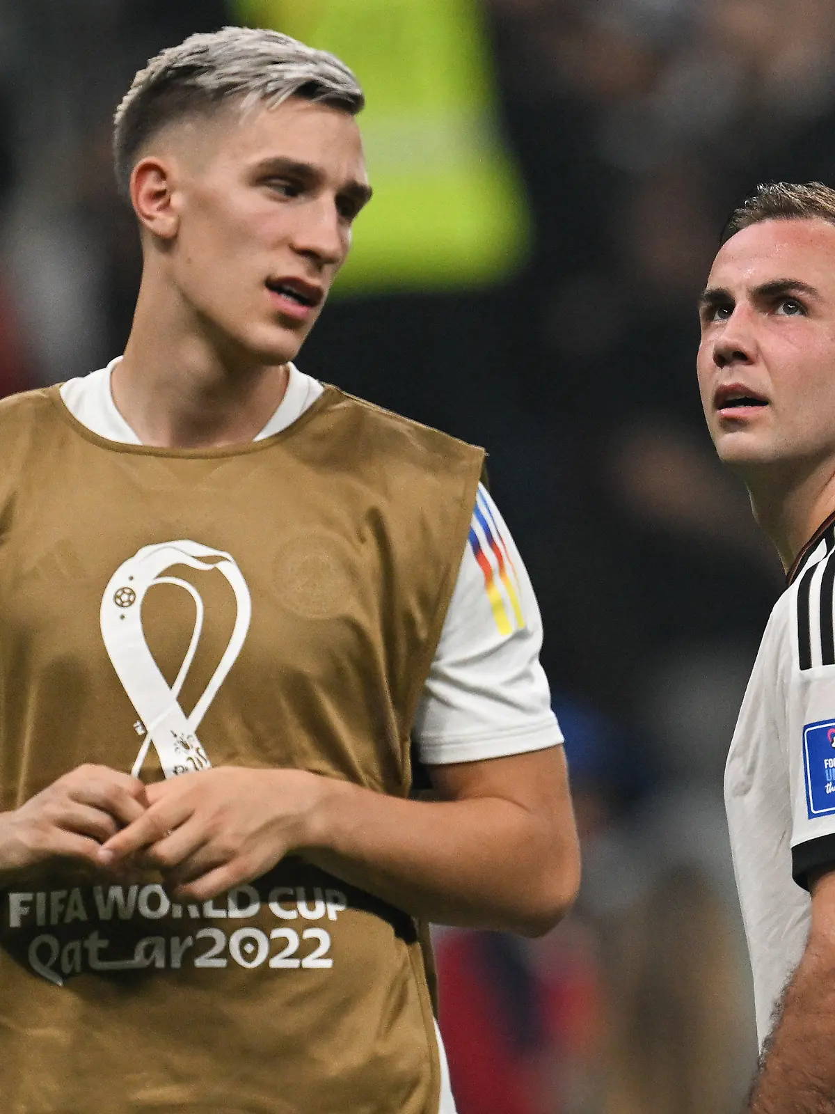 01.12.2022, Katar, Al-Chaur: Fußball: WM, Costa Rica - Deutschland, Vorrunde, Gruppe E, 3. Spieltag, Al-Bait Stadion, Deutschlands Mario Götze (r) und Nico Schlotterbeck stehen nach dem Spiel auf dem Platz. Foto: Federico Gambarini/dpa +++ dpa-Bildfunk +++