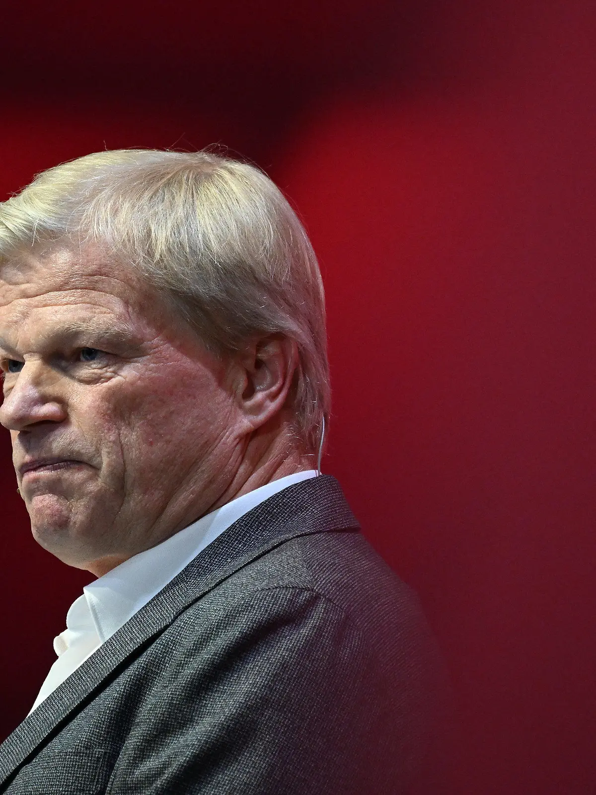 ARCHIV - 15.10.2022, Bayern, München: Fußball: Bundesliga, Jahreshauptversammlung FC Bayern München. Oliver Kahn, Vorstandsvorsitzende FC Bayern spricht bei der Jahreshauptversammlung auf der Bühne. (zu dpa: «Bayern-Vorstand Kahn: «Politisierung des Fußballs immer extremer»») Foto: Angelika Warmuth/dpa - WICHTIGER HINWEIS: Gemäß den Vorgaben der DFL Deutsche Fußball Liga bzw. des DFB Deutscher Fußball-Bund ist es untersagt, in dem Stadion und/oder vom Spiel angefertigte Fotoaufnahmen in Form von Sequenzbildern und/oder videoähnlichen Fotostrecken zu verwerten bzw. verwerten zu lassen. +++ dpa-Bildfunk +++