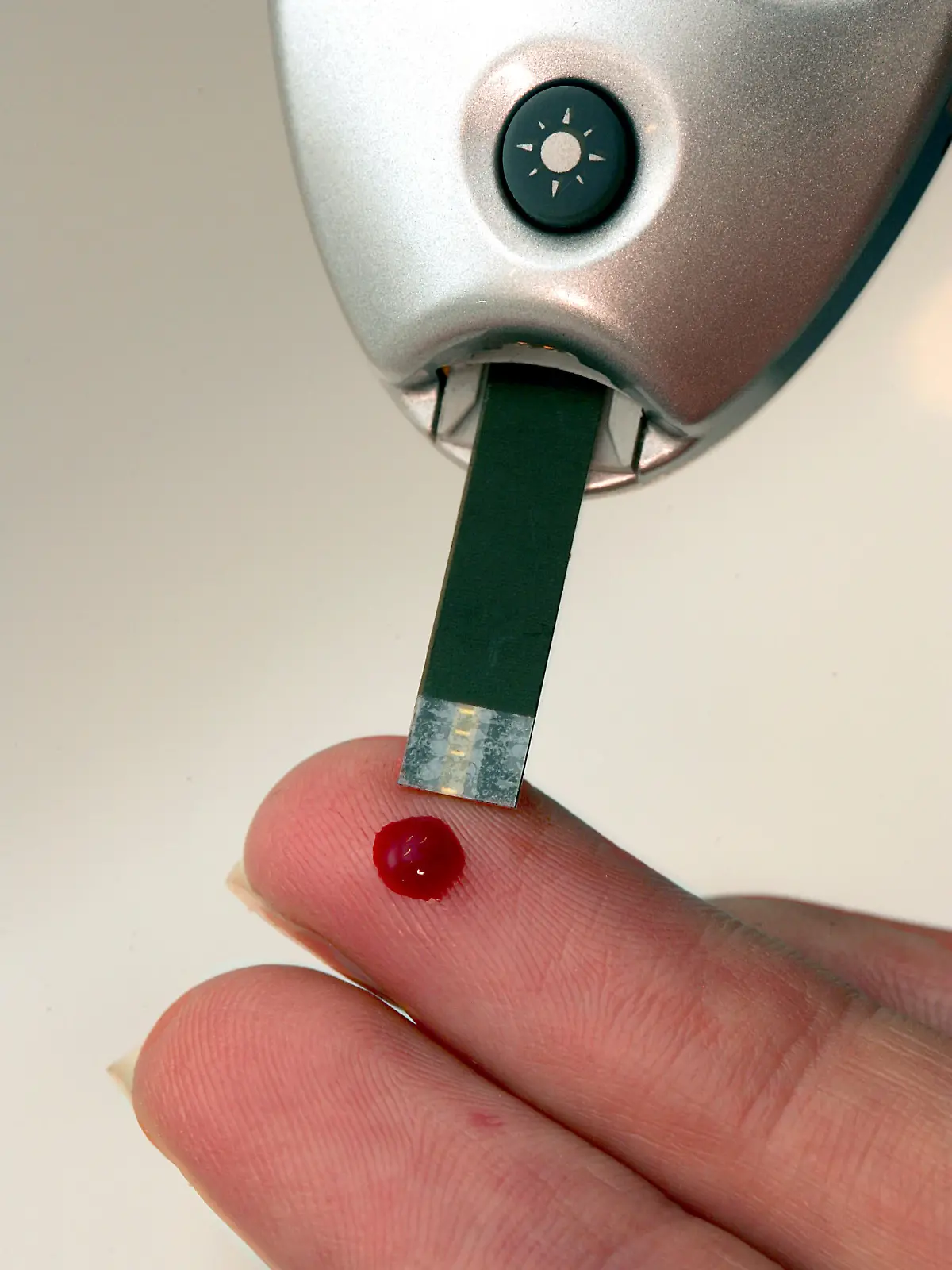 Eine Diabetikerin misst an einem Tropfen Blut mit einem Blutzuckermessgerät den Blutzuckerwert, aufgenommen am Sonntag (12.11.2006) in Berlin (Illustration zum Thema Diabetes). Unter dem Motto "Mach' den Zuckertest" veranstaltet der Deutsche Apothekerverband e.V. (DAV) vom 14. bis 21. November 2006 eine Aktionswoche zu Diabetes. Anlass der Präventionswoche ist der Welt-Diabetestag am 14. November. Weitere Kooperationspartner sind der Deutsche Diabetiker Bund und die Deutsche Diabetes Stiftung. Foto: Gero Breloer dpa/lbn +++(c) dpa - Bildfunk+++