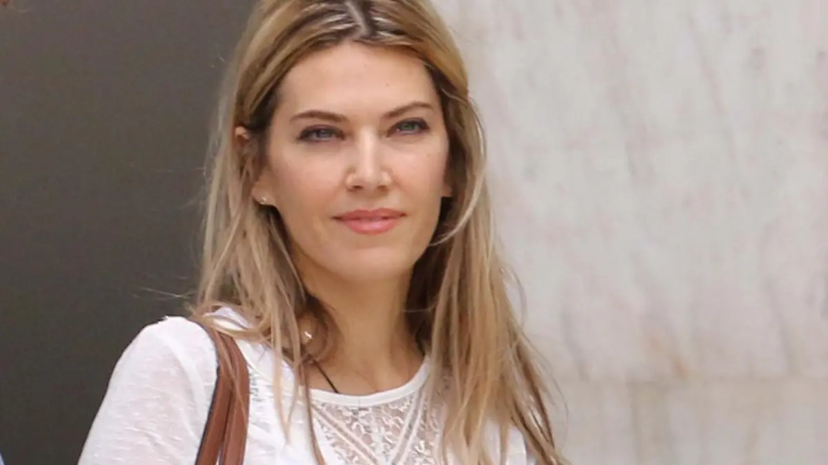 Griechenland - Athen, Eva Kili mit Ehemann Francesco Giorgi beim Einkaufsbummel im Athener Stadtteil Kifisia am 16.06.2020. Evdoxia Eva Kaili ist eine griechische Politikerin. 2022 wurde sie zu einer der 14 Vizepräsidenten des EU-Parlaments gewählt. Von diesem Amt wurde sie nach ihrer Festnahme am 10. Dezember 2022 suspendiert.