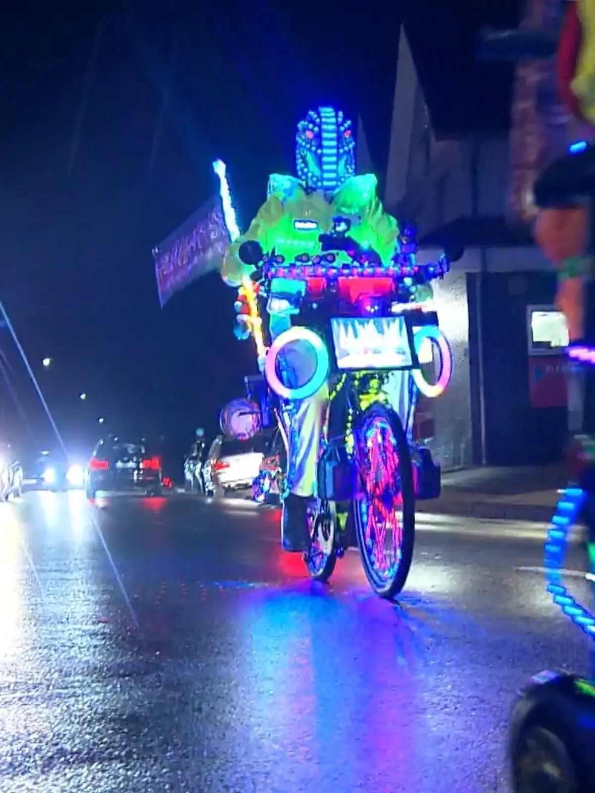 Bild zu: "Mit LED-Lichtern und Musikbox "