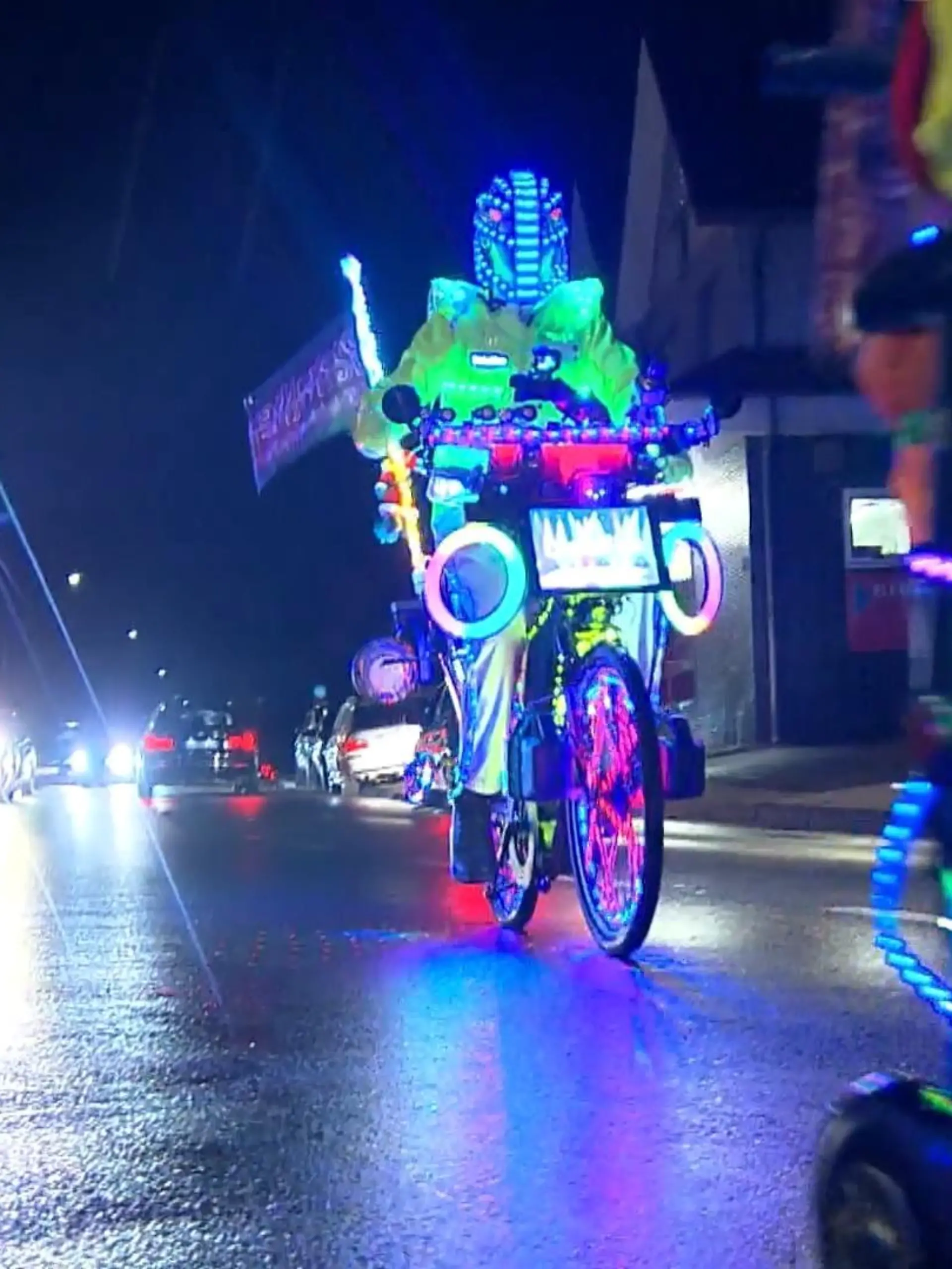 Bild zu: "Mit LED-Lichtern und Musikbox "