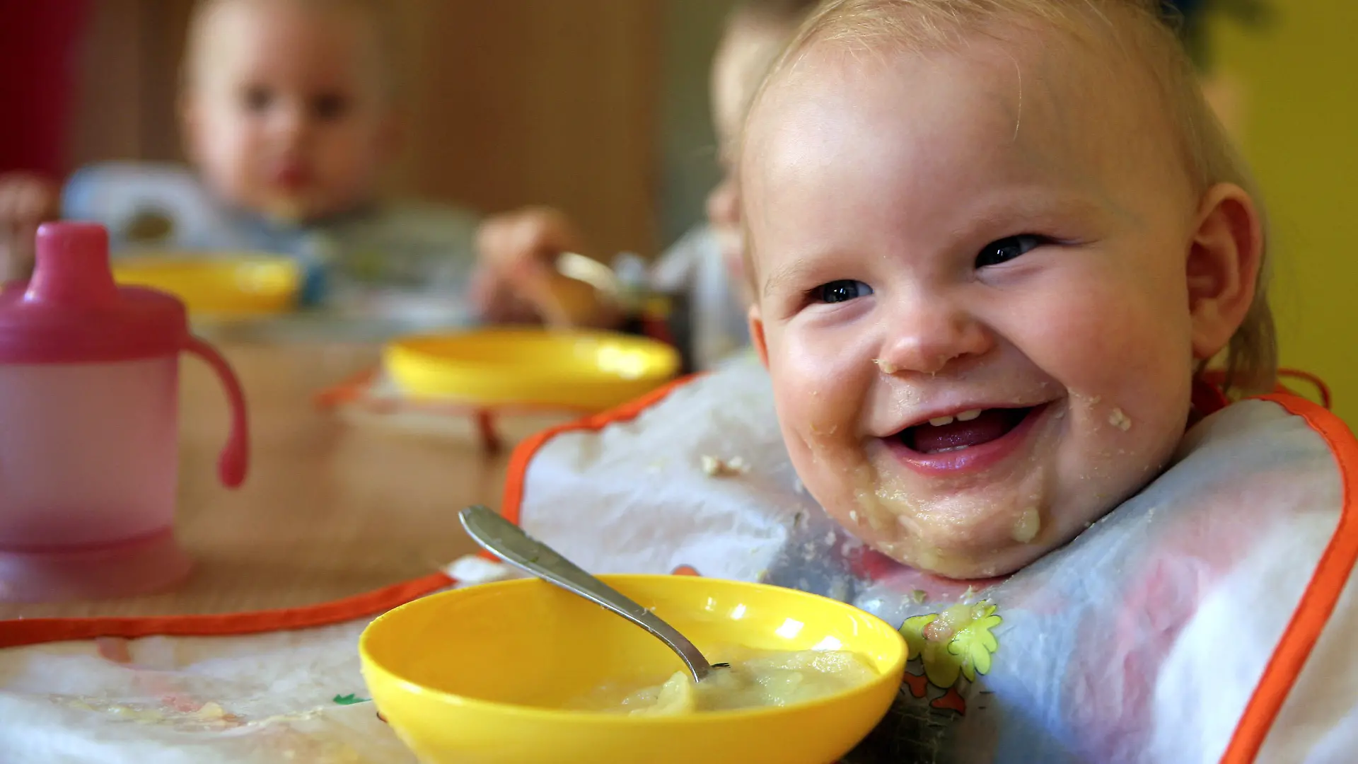 ARCHIV - Im Kindergarten "Spielhaus" in Frankfurt (Oder) hat ein Baby sichtlich Spaß beim Mittagessen (Archivfoto vom 20.07.2007). Der Bundestag hat den umfassenden Ausbau der Kinderbetreuung bis 2013 auf den Weg gebracht. In erster Lesung beriet er am Donnerstag (11.10.2007) über die Schaffung eines Sondervermögens in Höhe von 2,15 Milliarden Euro, um die Verdreifachung der Krippenplätze bis 2013 anzuschieben. Foto: Patrick Pleul dpa/lbn +++(c) dpa - Bildfunk+++