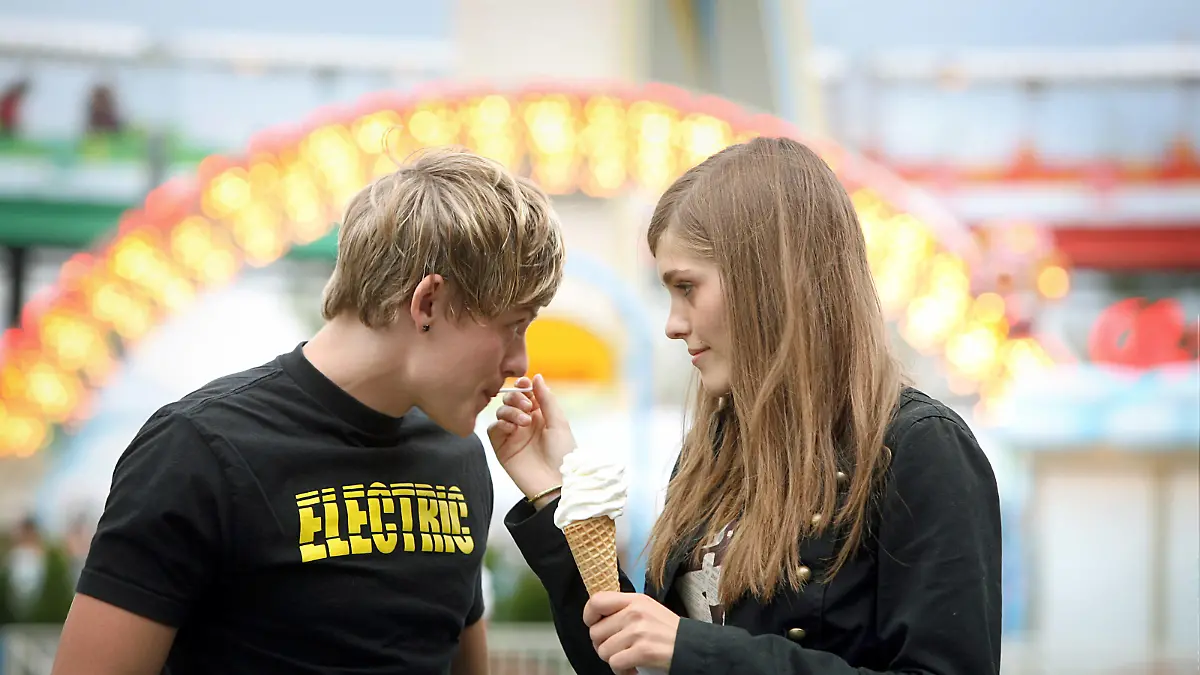 A girlfriend feeds boyfriend ice-cream with a spoon at the Linnanmäki amusement park. (24.08.2006). MODEL RELEASED. LEHTIKUVA / Martti Kainulainen +++(c) dpa - Report+++