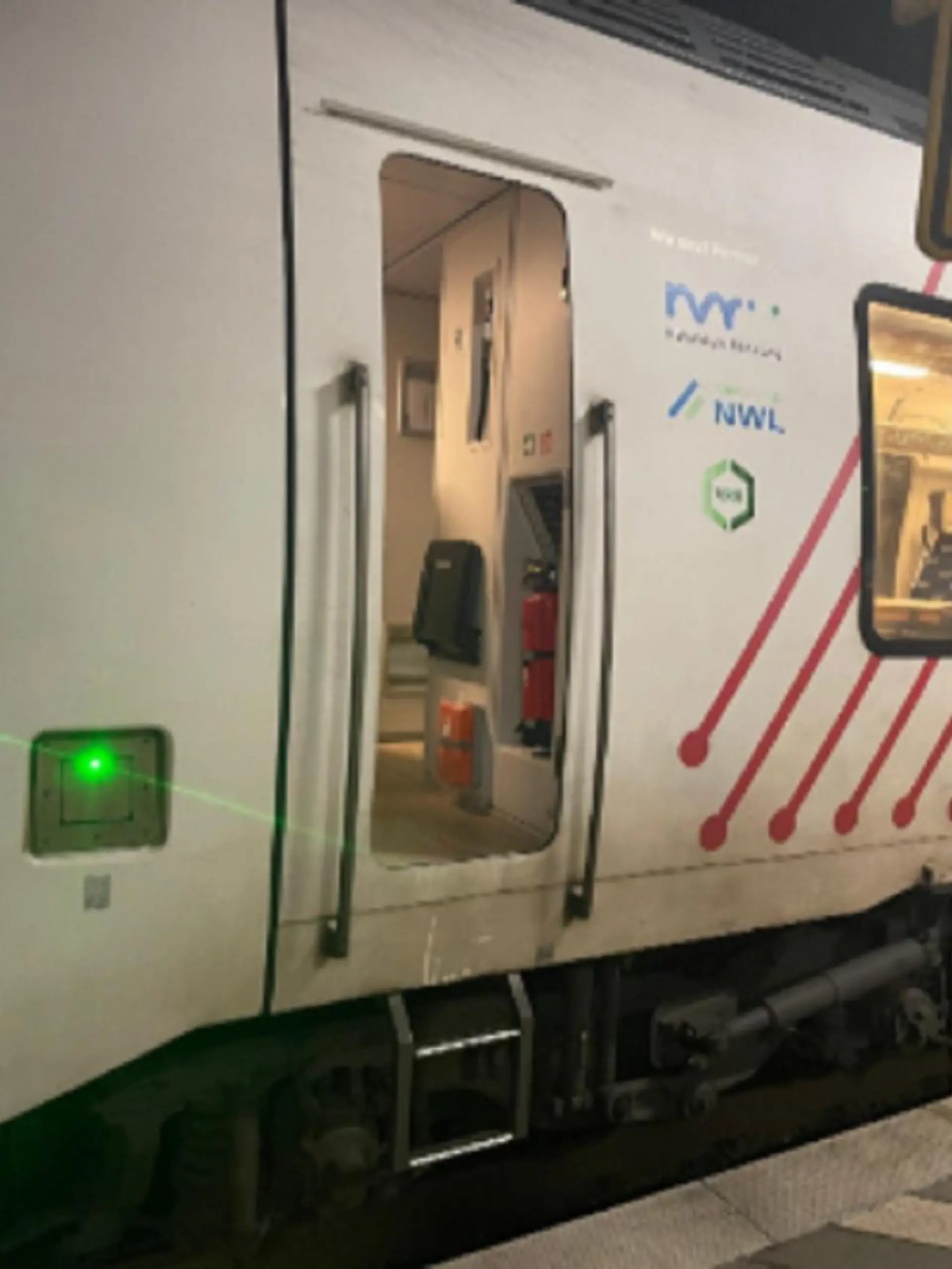 Ein Mann hat sich in Leverkusen an einen Regionalzug geklammert und ist bei 100 km/h mitgefahren.
