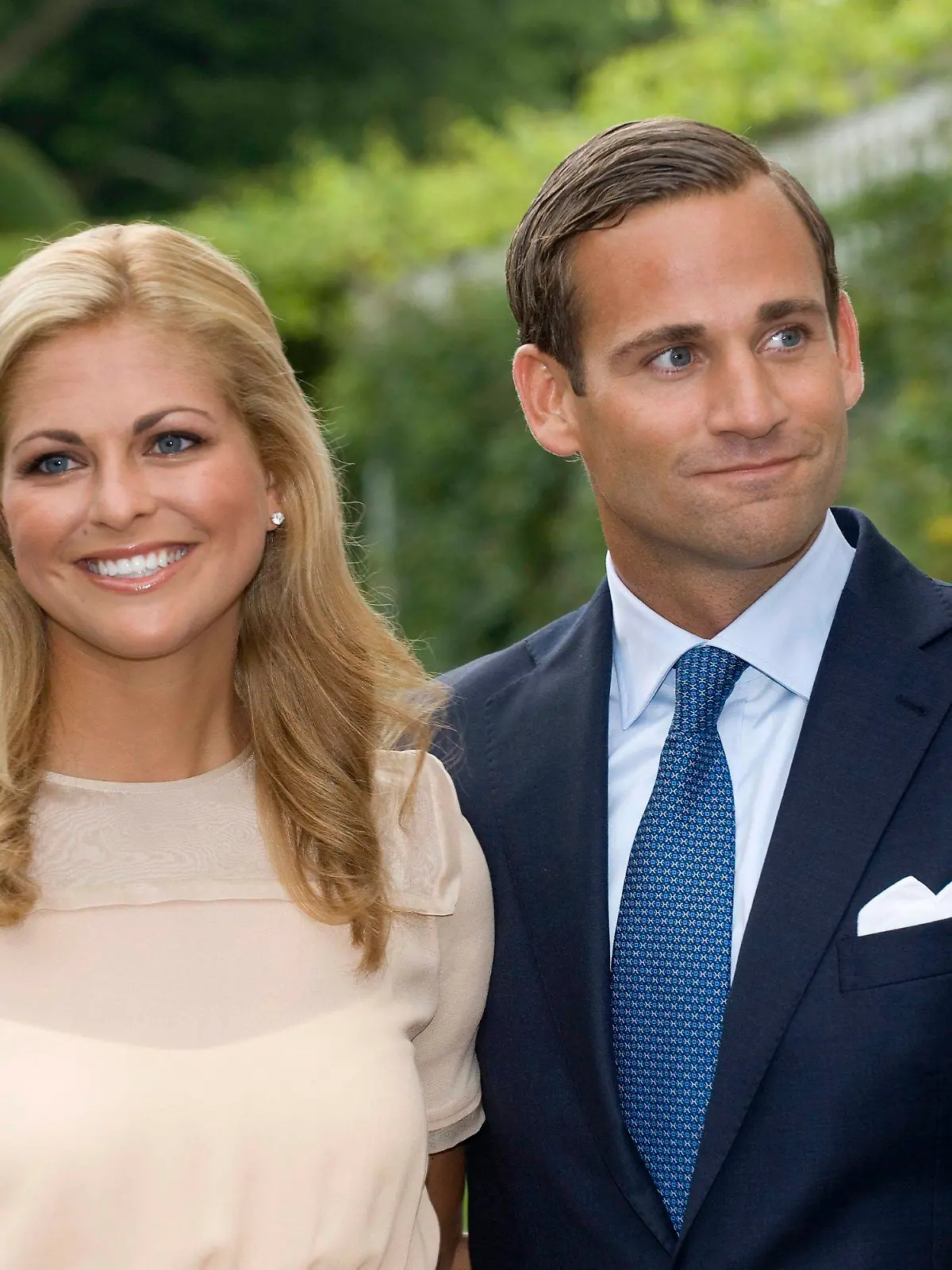 ARCHIV - Prinzessin Madeleine und ihr damaliger Verlobter Jonas Bergström (Aufnahme vom 11.08.2009) - die Verlobung wurde im Frühjahr 2010 gelöst. Nun nimmt Prinzessin Madeleine den zweiten Anlauf Richtung Ehe. Wie seit längerem erwartet, hat sich die 30-jährige Königstochter aus Schweden mit ihrem US-Freund Chris O'Neill verlobt. Foto: Fredrik Sandberg/dpa (zu dpa 0373 vom 25.10.2012)  +++(c) dpa - Bildfunk+++