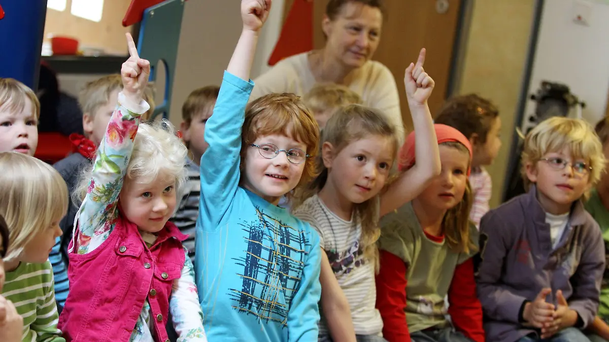Kinder verfolgen am Freitag (28.05.2010) in Königswinter den Besuch von NRW-Ministerpräsident Rüttgers. Rüttgers besuchte den Kindergarten Siebengebirge in Königswinter bei Bonn, der für seine naturwissenschaftliche Frühbildung die Auszeichnung ?Haus der kleinen Forscher? erhielt. Foto: Oliver Berg dpa/lnw  +++(c) dpa - Bildfunk+++