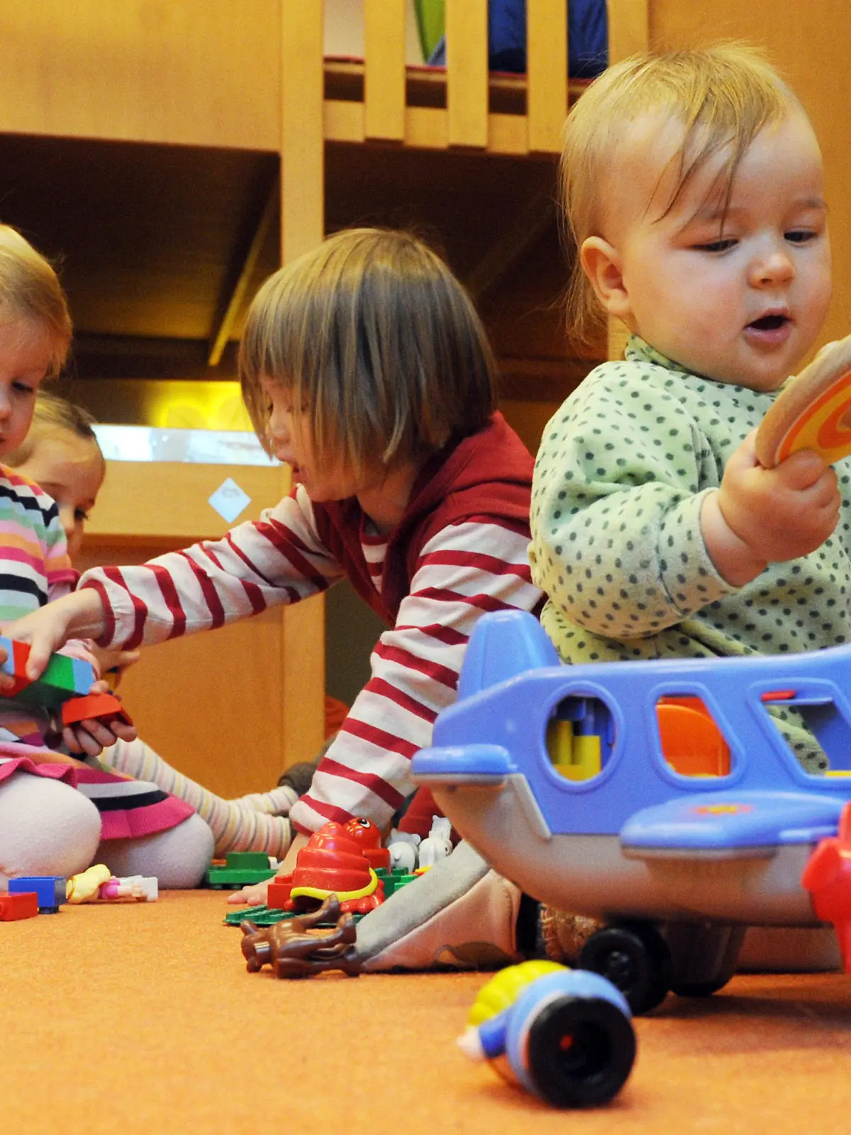 In der Städtischen Betriebskita (Kindertagesstätte) Karlsruhe (Baden-Württemberg) spielen am 09.11.2012 Kinder. Ab August 2013 haben Kinder ab dem ersten Lebensjahr einen Rechtsanspruch auf einen Kindergartenplatz. Foto: Uli Deck/dpa (zu lsw vom 11.11.2012)  +++(c) dpa - Bildfunk+++