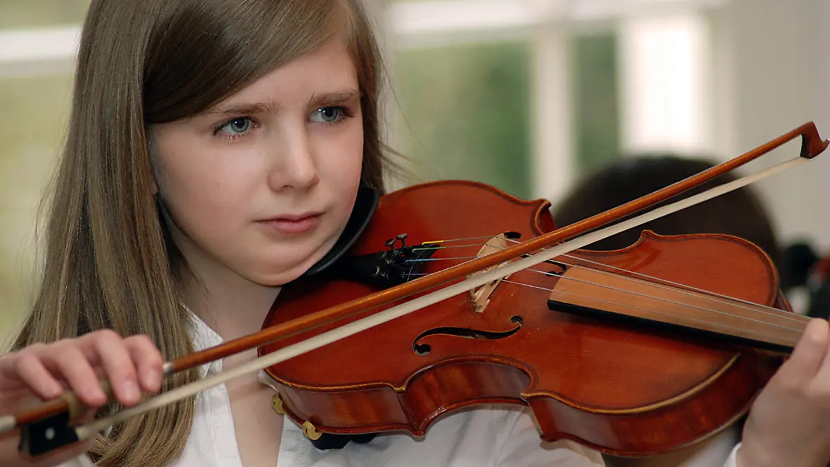 Die Suzuki-Geigenschülerin Lucia Gatzweiler (10) spielt am Mittwoch (26.03.2008) im Rahmen des Konzertes «Suzuki Schule International» in Schloss Eulenbroich in Rösrath. Lucia ist kein Wunderkind, ihr musikalisches Können verdankt sie der sogenannten Suzuki-Methode, nach dem japanischen Geiger Suzuki Shinichi (1889-1998). Foto: Marco Hadem dpa/lnw (zu dpa/lnw: "Musikunterricht frei nach Suzuki" vom 01.04.2008) +++(c) dpa - Bildfunk+++