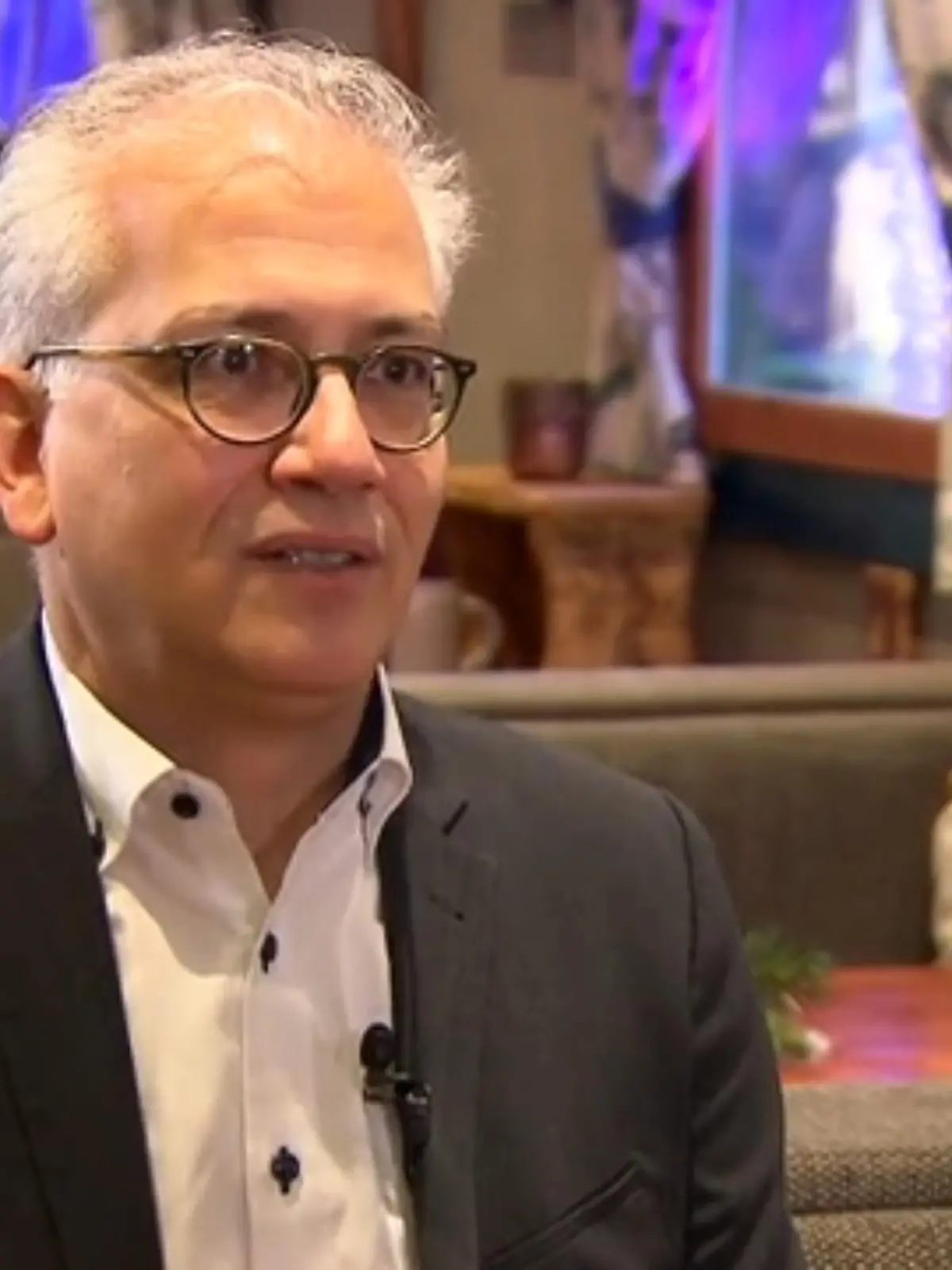 Die RTL Hessen-Weihnachtsinterviews gehen mit dem hessischen Wirtschafts- und Verkehrsminister Tarek Al-Wazir, in die dritte Runde. Unser Reporter Alexander Polte hat sich mit dem Politiker in der Wiesbadener Winterstubb zu einem Gespräch getroffen. Wie der Politiker auf das Jahr 2022 zurückblickt und die Festtage verbringt, zeigen wir im Video.