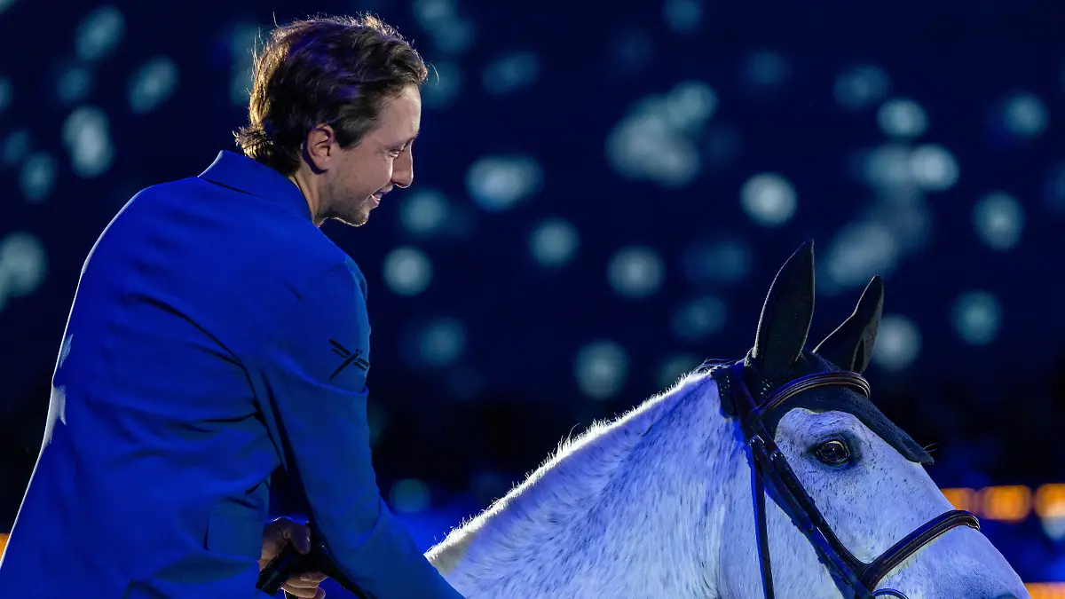 December 11, 2022, Geneva, Switzerland: Swiss showjumper MARTIN FUCHS, on Clooney 51, celebrated in an official retirement ceremony before the start of the Rolex Grand Prix at the CHI Geneva 2022, 16 months after suffering a career-ending injury. Geneva Switzerland - ZUMAs230 20221211_znp_s230_006 Copyright: xCorinexScibozx