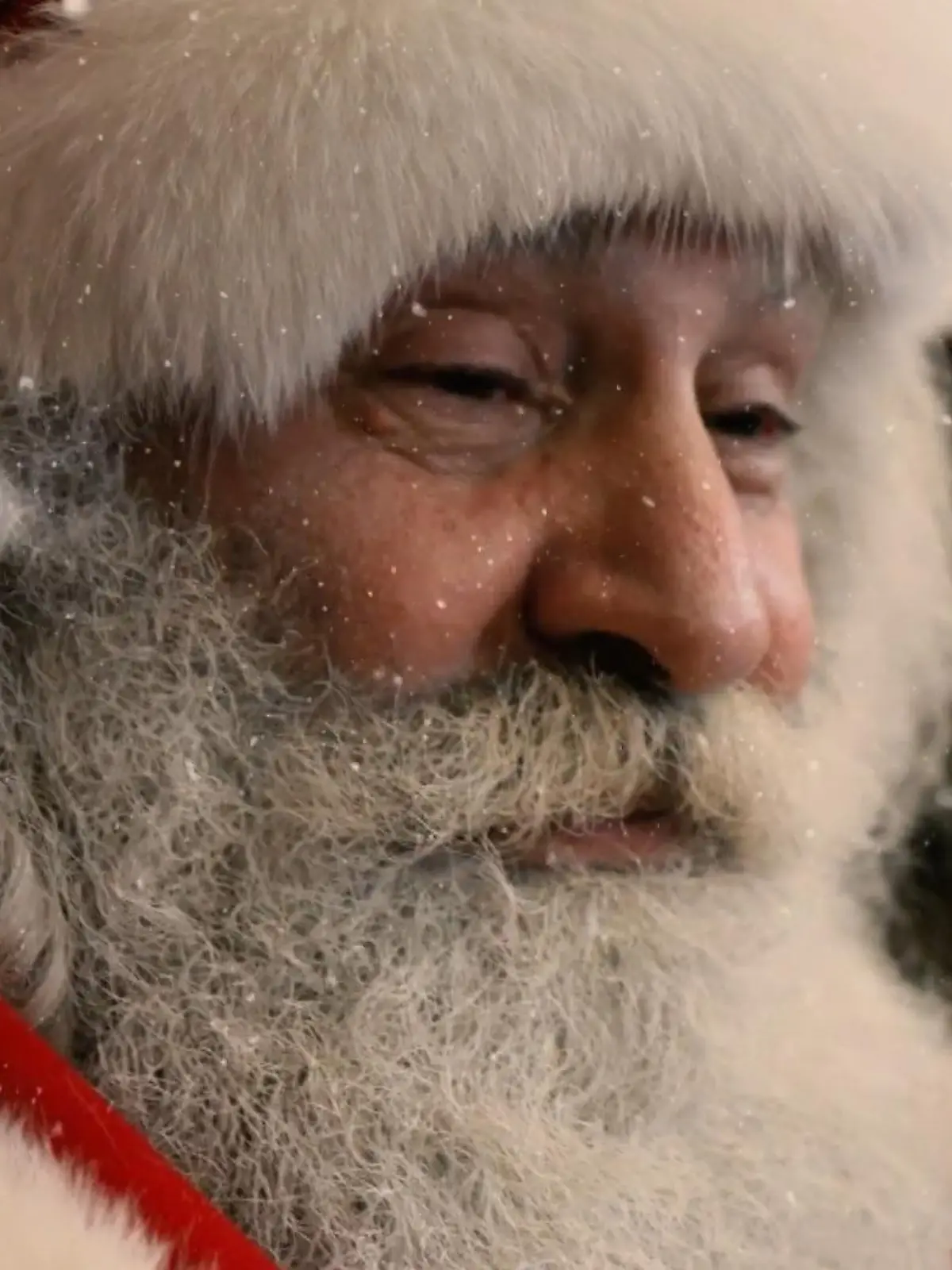 Weihnachten steht vor der Tür – und Santa Clause kann sich aktuell vor Aufträgen kaum retten: Hier ein Fototermin, dort eine Party oder auch mal ein Charity-Event. Kein Wunder, denn DAS hier ist wohl der einzige ECHTE Santa Clause – und das steht sogar in seinem Personalausweis! Wie er zu seiner neuen Identität als Santa kam und wie er die Wünsche der Kinder ganz ohne Rentiere erfüllt, sehen hier.