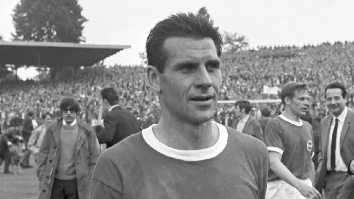 Es stehen sich im letzen Saisonspiel 1968/69 die Borussia Dortmund und die Offenbacher Kickers gegenüber. Dortmund gewann mit 3:0 gegen die Offenbacher Kickers. Die Offenbacher Hermann Nuber (l) und Josef Weilbächer (l). [dpabilderarchiv]