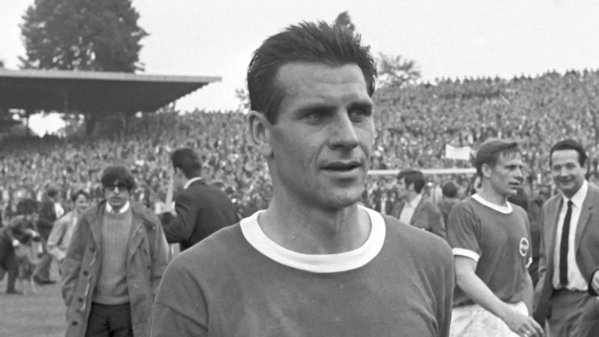 Es stehen sich im letzen Saisonspiel 1968/69 die Borussia Dortmund und die Offenbacher Kickers gegenüber. Dortmund gewann mit 3:0 gegen die Offenbacher Kickers. Die Offenbacher Hermann Nuber (l) und Josef Weilbächer (l). [dpabilderarchiv]