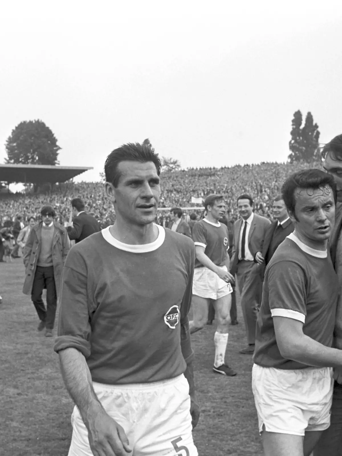 Es stehen sich im letzen Saisonspiel 1968/69 die Borussia Dortmund und die Offenbacher Kickers gegenüber. Dortmund gewann mit 3:0 gegen die Offenbacher Kickers. Die Offenbacher Hermann Nuber (l) und Josef Weilbächer (l). [dpabilderarchiv]