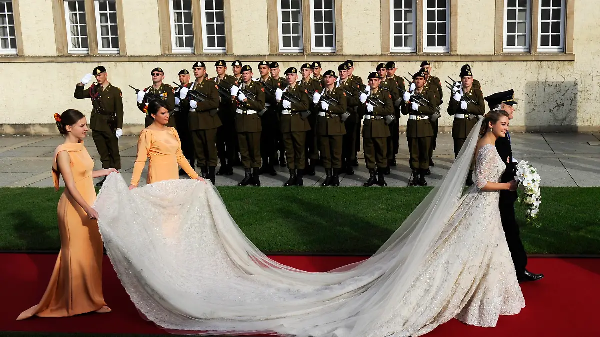epa03439710 Countess Stephanie de Lannoy (2-R) arrives with her brother Count Jehan de Lannoy (R) for her religious wedding ceremony with Prince Guillaume, Hereditary Grand Duke of Luxembourg (not pictured) at the Cathedral of Our Lady of Luxembourg in Luxembourg City, 20 October 2012. Celebrations started on 19 October with a civil ceremony and a gala dinner for family members, monarchs, national authorities and other guests. EPA/CHRISTOPHE KARABA +++(c) dpa - Bildfunk+++
