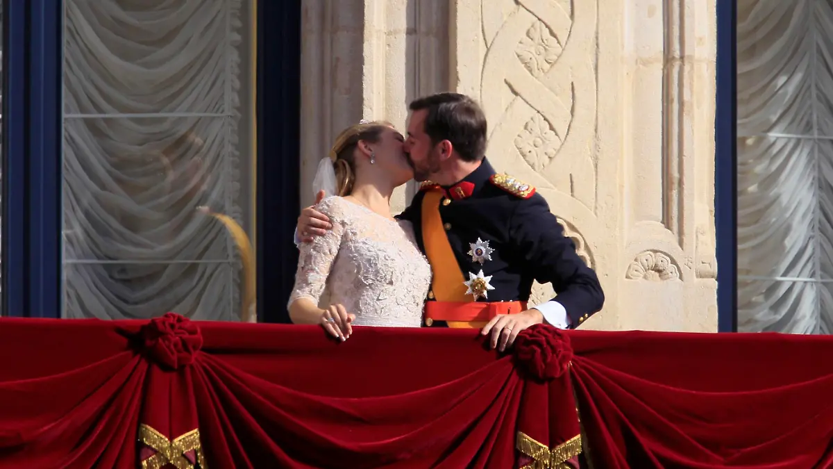 Luxembourg's Hereditary Grand Duke Guillaume (R) and his wife Princess Stephanie, Hereditary Grand Duchess of Luxembourg, kiss on the Grand Ducal Palace balcony after their religious wedding in Luxembourg October 20, 2012. REUTERS/Yves Herman (LUXEMBOURG - Tags: ENTERTAINMENT SOCIETY ROYALS)