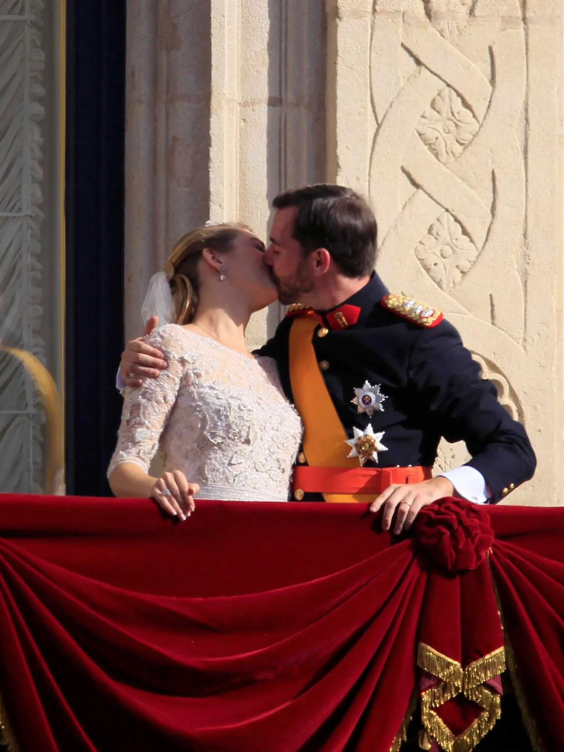 Luxembourg's Hereditary Grand Duke Guillaume (R) and his wife Princess Stephanie, Hereditary Grand Duchess of Luxembourg, kiss on the Grand Ducal Palace balcony after their religious wedding in Luxembourg October 20, 2012.                 REUTERS/Yves Herman (LUXEMBOURG  - Tags: ENTERTAINMENT SOCIETY ROYALS)  