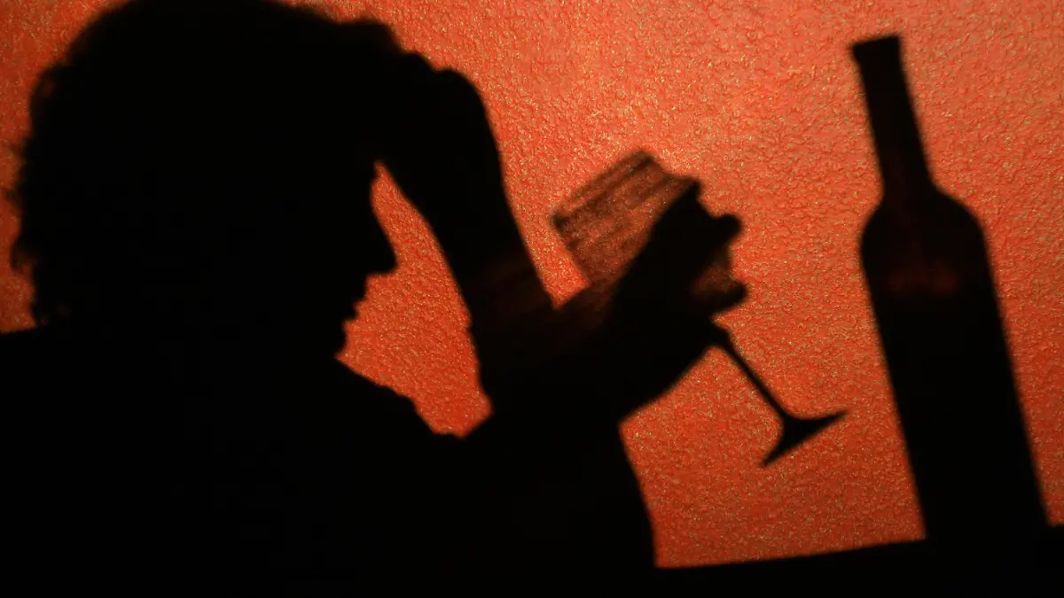 ACHTUNG: DIESER BEITRAG DARF NICHT VOR ABLAUF DER SPERRFRIST, 16.OKTOBER, 22.00 UHR, VERÖFFENTLICHT WERDEN! DIE NICHTEINHALTUNG DESEMBARGOS HÄTTE EMPFINDLICHE EINSCHRÄNKUNGEN DER BERICHTERSTATTUNGÜBER WISSENSCHAFTLICHE STUDIEN AUS DEN USA ZUR FOLGE.ARCHIV - Der Schatten einer Frau, die ein Glas Wein trinkt, ist an der Wand in einer Kneipe in Frankfurt (Oder) zu erkennen, aufgenommen am 15.11.2006.  Laut einer aktuellen Studie sterben Alkoholabhängige deutlich früher.Foto: Patrick Pleul dpa  +++(c) dpa - Bildfunk+++
