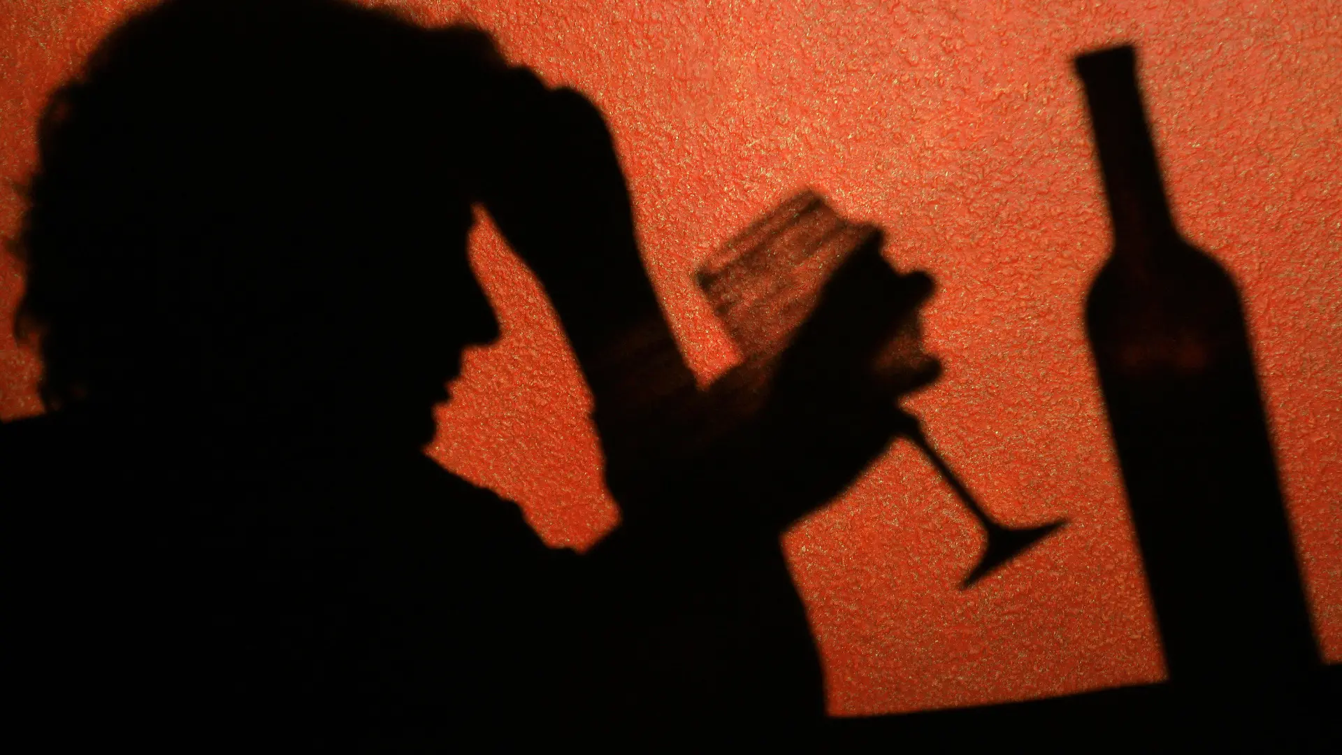 ACHTUNG: DIESER BEITRAG DARF NICHT VOR ABLAUF DER SPERRFRIST, 16.OKTOBER, 22.00 UHR, VERÖFFENTLICHT WERDEN! DIE NICHTEINHALTUNG DESEMBARGOS HÄTTE EMPFINDLICHE EINSCHRÄNKUNGEN DER BERICHTERSTATTUNGÜBER WISSENSCHAFTLICHE STUDIEN AUS DEN USA ZUR FOLGE.ARCHIV - Der Schatten einer Frau, die ein Glas Wein trinkt, ist an der Wand in einer Kneipe in Frankfurt (Oder) zu erkennen, aufgenommen am 15.11.2006. Laut einer aktuellen Studie sterben Alkoholabhängige deutlich früher.Foto: Patrick Pleul dpa +++(c) dpa - Bildfunk+++