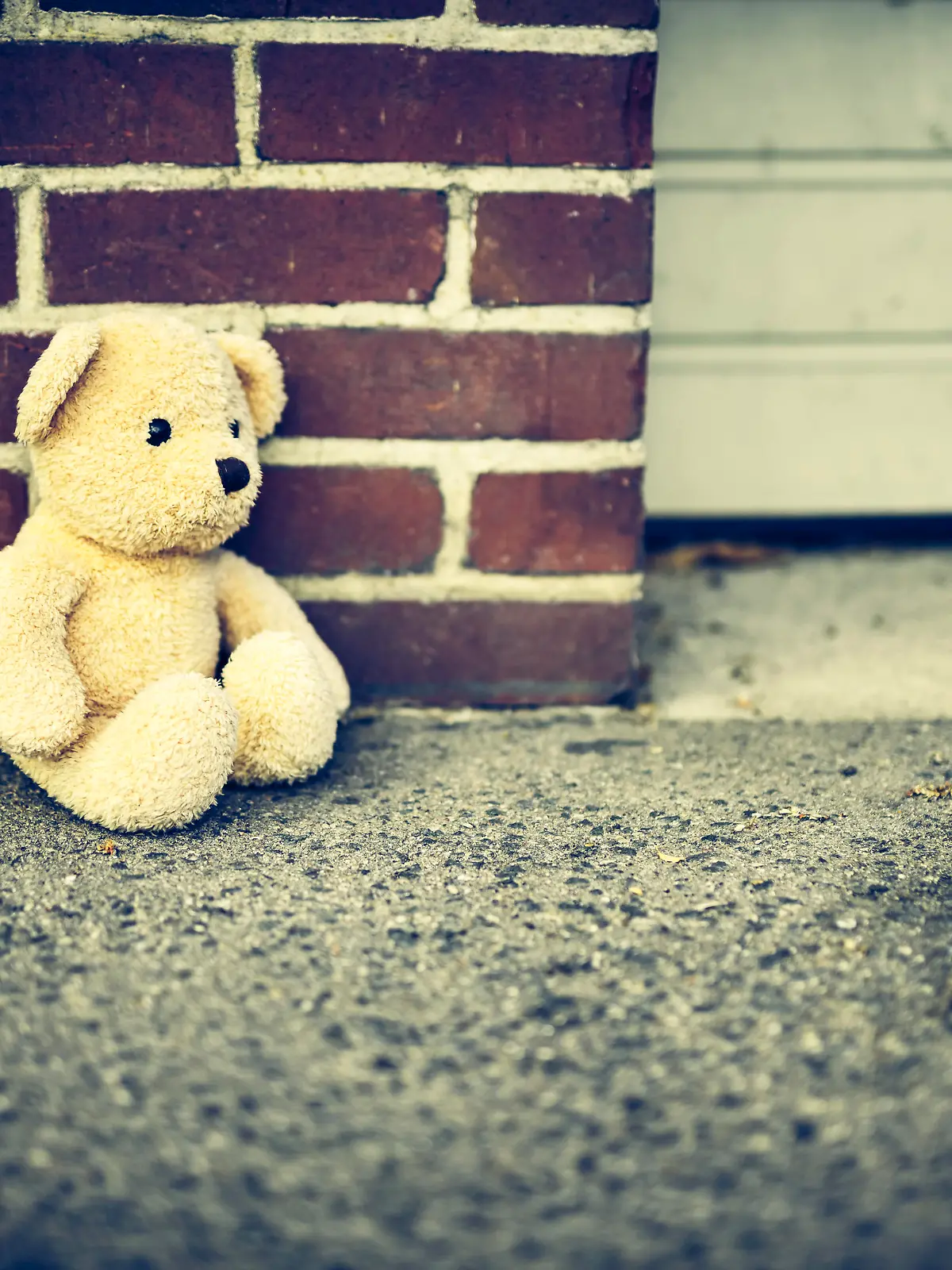 Teddy sitzt allein und traurig auf dem Boden, Symbolfoto Kindheitstrauma