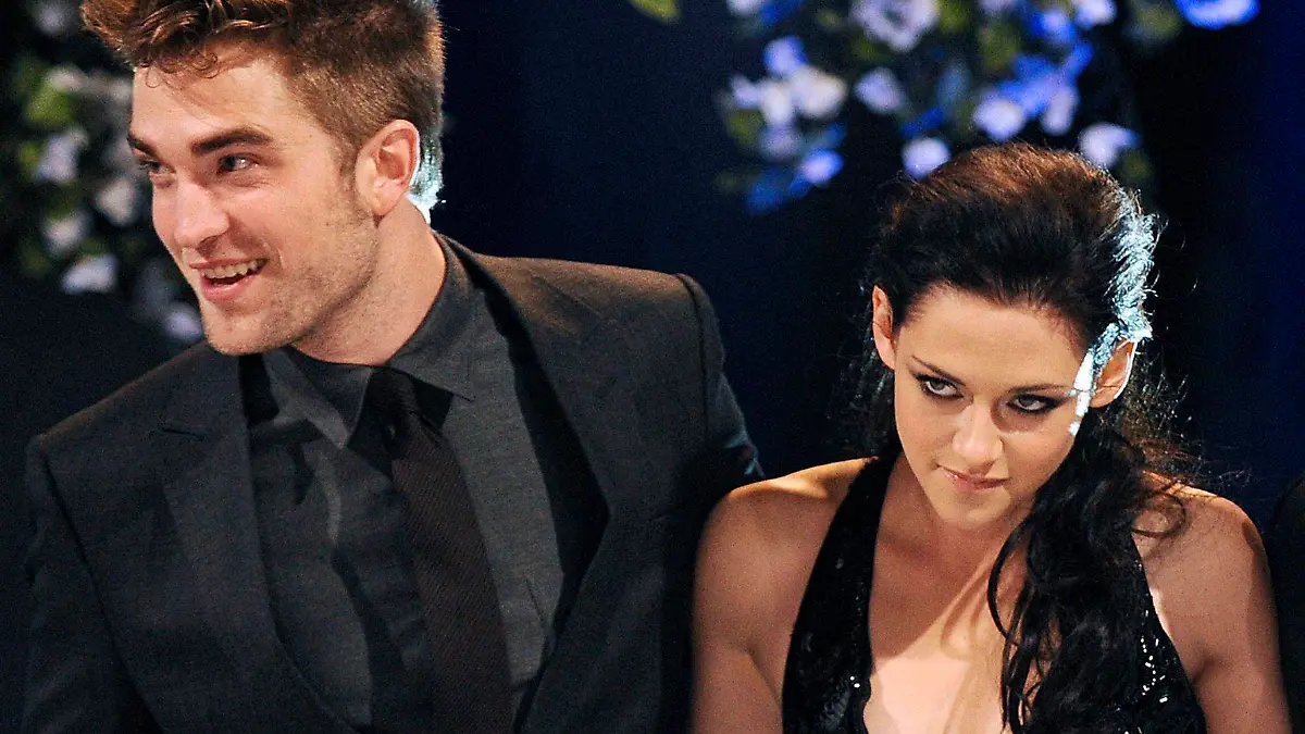 ARCHIV - Die «Twilight»-Stars Robert Pattinson und Kristen Stewart kommen am 16.11.2011 in London zur Premiere ihres neuen Films. Alles aus beim Hollywood-Traumpaar? Robert Pattinson hat nach dem Seitensprung-Geständnis seiner Freundin Kristen Stewart laut «People»-Magazin die Sachen gepackt und die gemeinsame Wohnung in Los Angeles verlassen. Foto: Andy Rain dpa (zu dpa 1062 vom 27.07.2012)  +++(c) dpa - Bildfunk+++