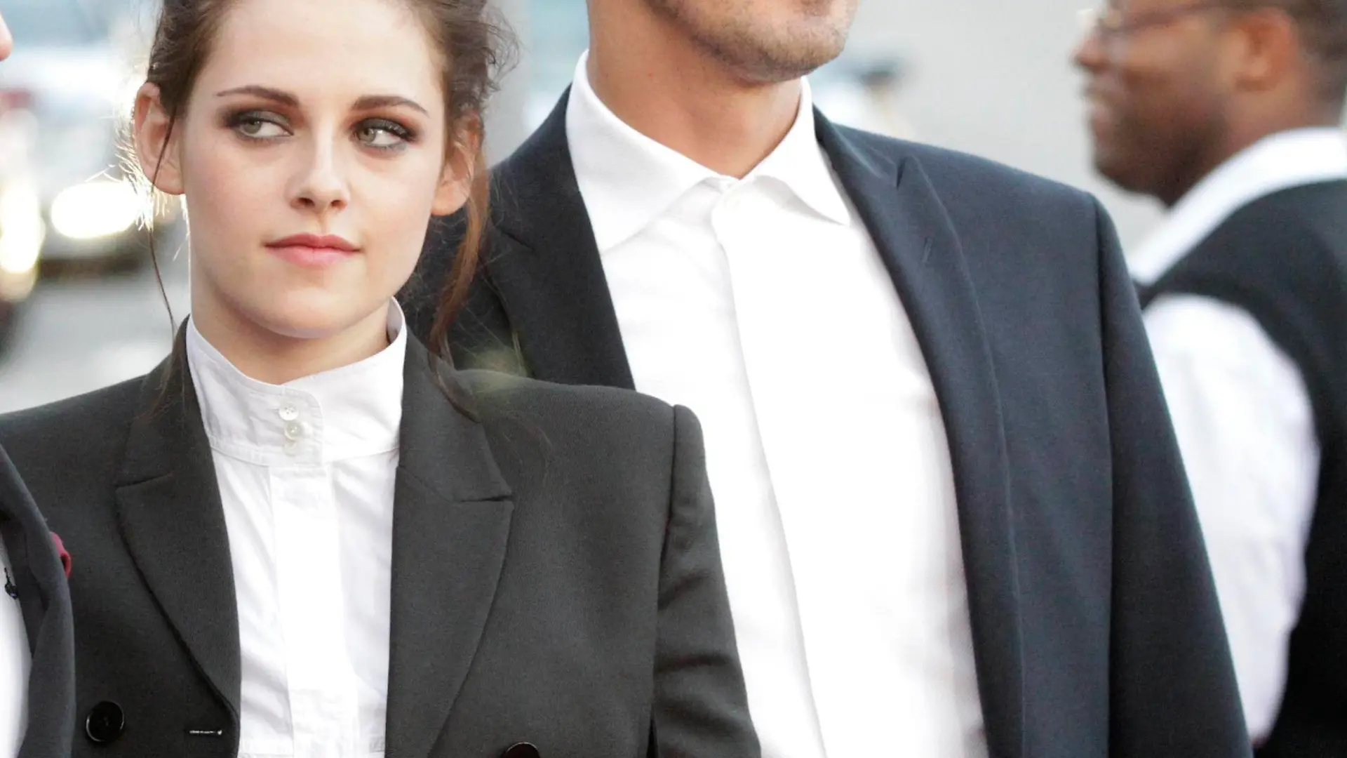 Director Rupert Sanders (R) poses with cast member Kristen Stewart at an industry screening of "Snow White and the Huntsman" at the Mann Village theatre in Westwood, California in this May 29, 2012 file photo. Stewart apologized to long-term boyfriend and "Twilight" co-star Robert Pattinson on July 25, 2012 for a recent fling in which she was photographed kissing and embracing the director of her most recent movie, Sanders. Picture taken May 29, 2012. REUTERS/Mario Anzuoni/Files (UNITED STATES - Tags: ENTERTAINMENT)