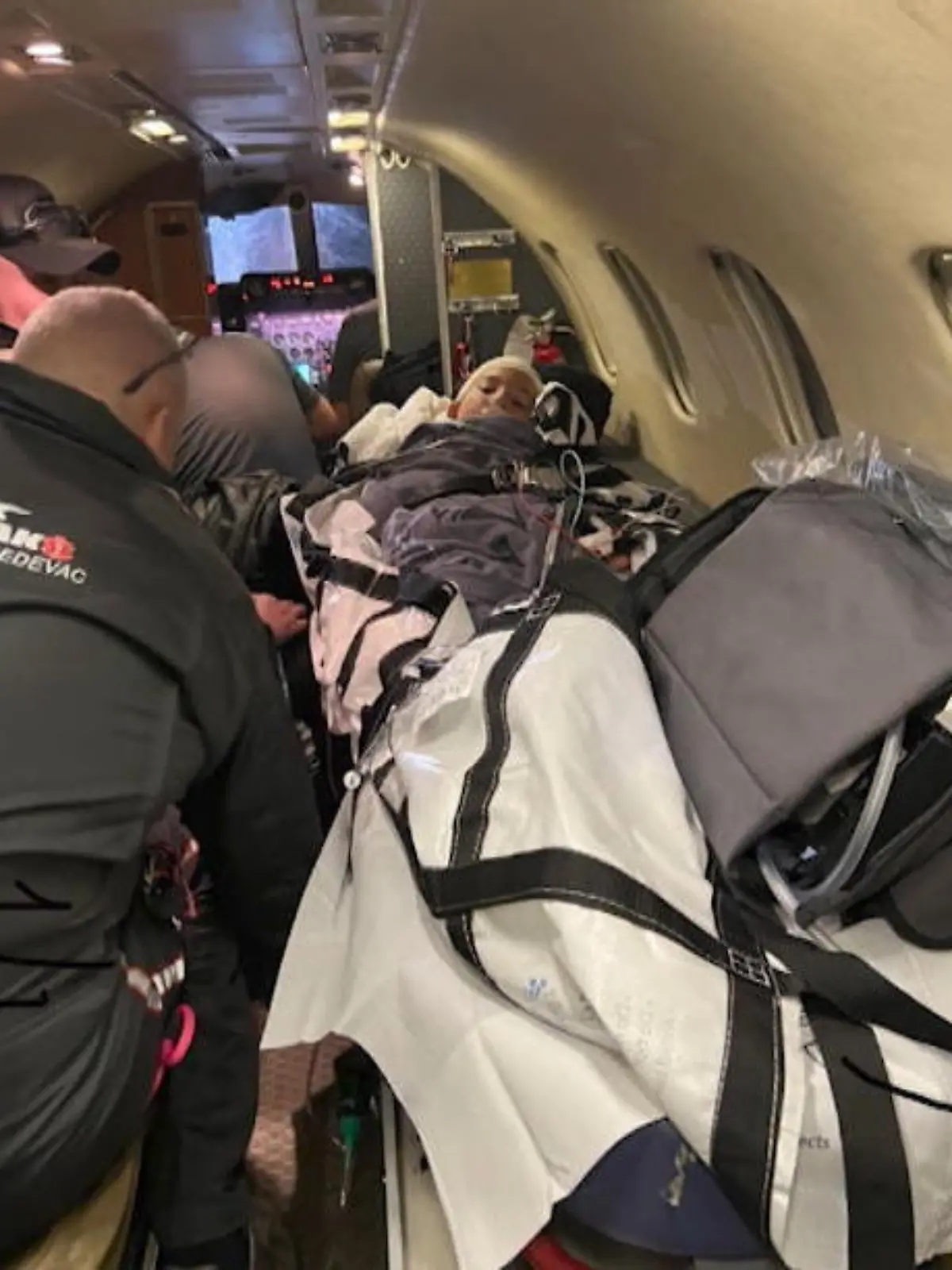 Der 8-jährige Stefan Keryan kämpft um sein Leben. Im Familienurlaub in Belize hat der Junge einen schrecklichen Reitunfall – seitdem versucht seine Mutter Heidi verzweifelt ihren Sohn wieder zurück nach Colorado zu bringen und wendet sich an die Öffentlichkeit. Die Helden, die sogar die Kosten für die Überführung übernommen haben, sehen sie im Video!