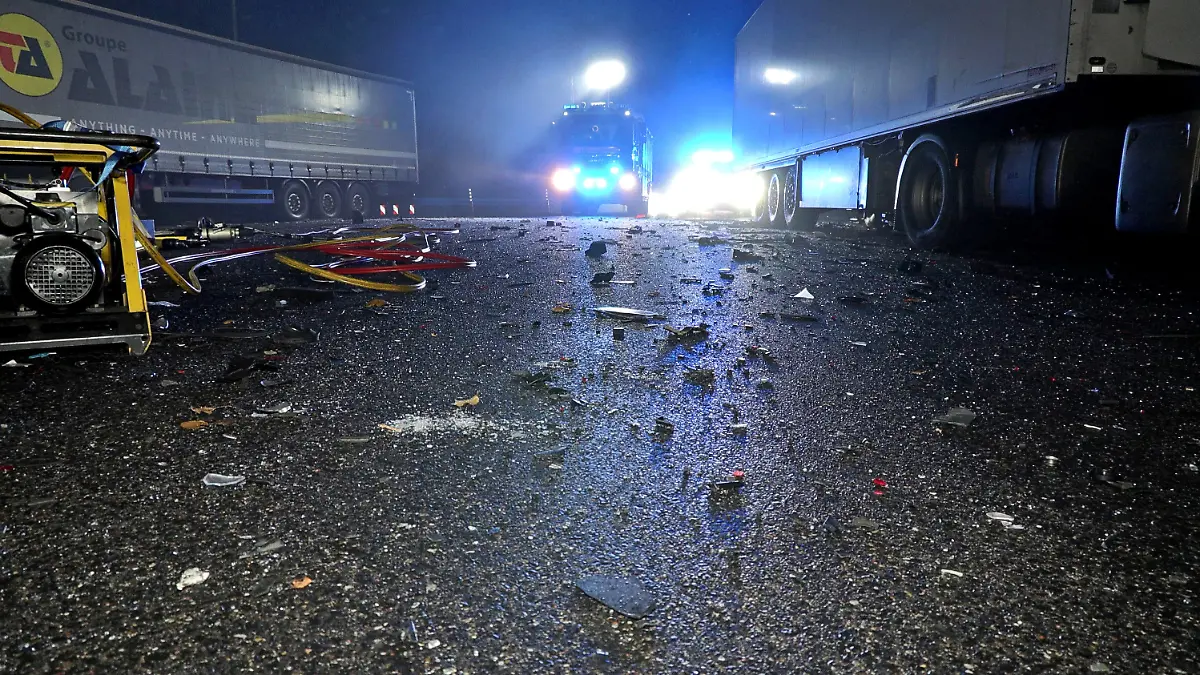 11.12.2022, Nordrhein-Westfalen, Wuppertal: Bei einem Unfall auf einem Raststättengelände an der Autobahn 46 sind in der Nacht zu Sonntag zwei Männer gestorben. Foto: Gianni Gattus/Blaulicht Aktuell Solingen/dpa +++ dpa-Bildfunk +++