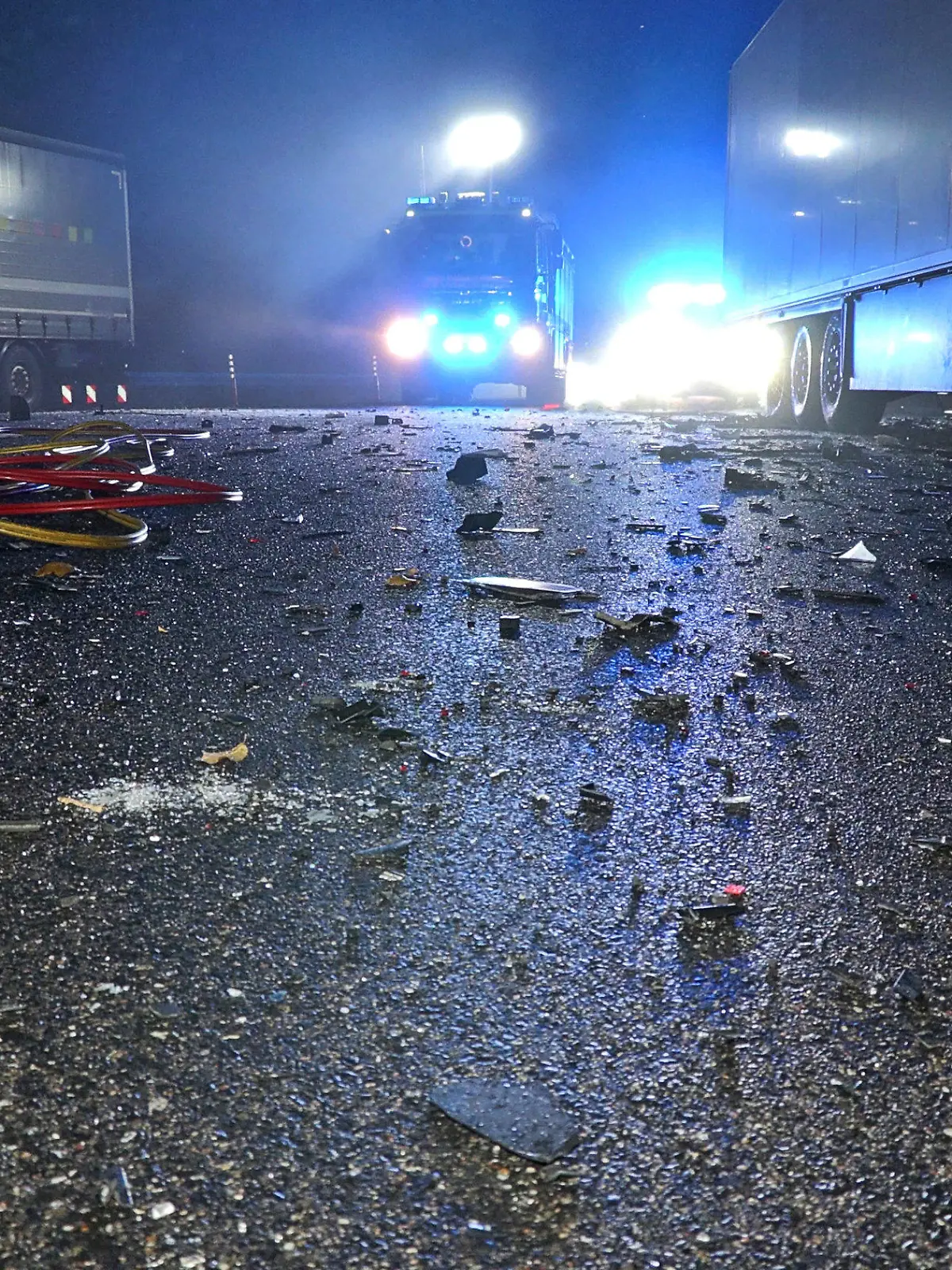 11.12.2022, Nordrhein-Westfalen, Wuppertal: Bei einem Unfall auf einem Raststättengelände an der Autobahn 46 sind in der Nacht zu Sonntag zwei Männer gestorben. Foto: Gianni Gattus/Blaulicht Aktuell Solingen/dpa +++ dpa-Bildfunk +++