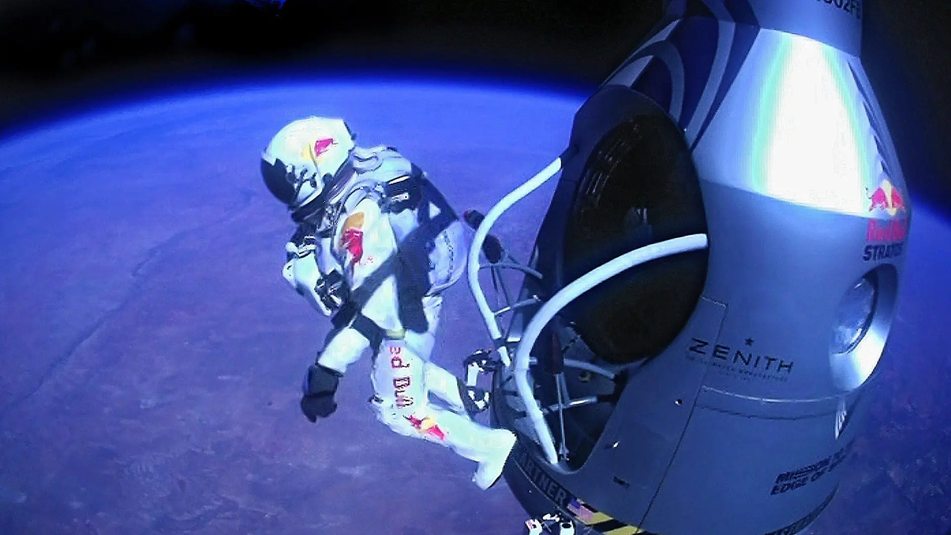 epa03433526 A handout photograph released by Red Bull Stratos on 14 October 2012 shows Austrian stunt daredevil Felix Baumgartner jumping out of the capsule during the final manned flight for Red Bull Stratos in Roswell, New Mexico, USA, 14 October 2012. Baumgartner became the first human to travel faster than the speed of sound outside an aircraft, in a spectacular leap from a capsule lifted by a helium balloon to 39 kilometres above the surface of the earth. Baumgartner descended the last several kilometres by parachute and landed safely in an unpopulated area of New Mexico to cheers from his support team in a nearby facility that looked a lot like a NASA mission control centre. EPA/JAY NEMETH / RED BULL STRATOS / HANDOUT MANDATORY CREDIT: JAY NEMETH / RED BULL STRATOS HANDOUT EDITORIAL USE ONLY/NO SALES +++(c) dpa - Bildfunk+++
