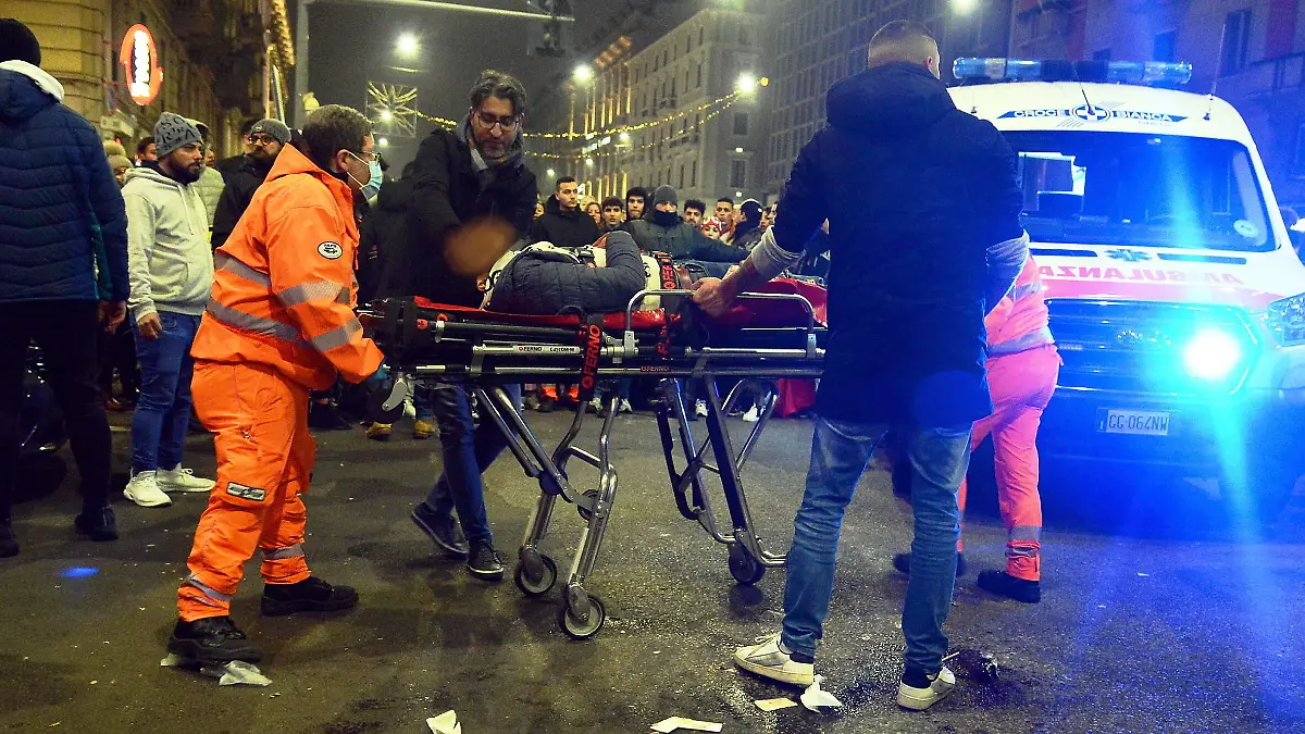  Milan - Stabbing occurred near Corso Buenos Aires during the celebrations of Morocco fans for their victory in the World Cup in the photo, the doctors who help the stabbed man Editorial Usage Only PUBLICATIONxNOTxINxITA Copyright: xmaurizioxmaulex/xIPAx Agenzia_Fotogramma_FGR3700794