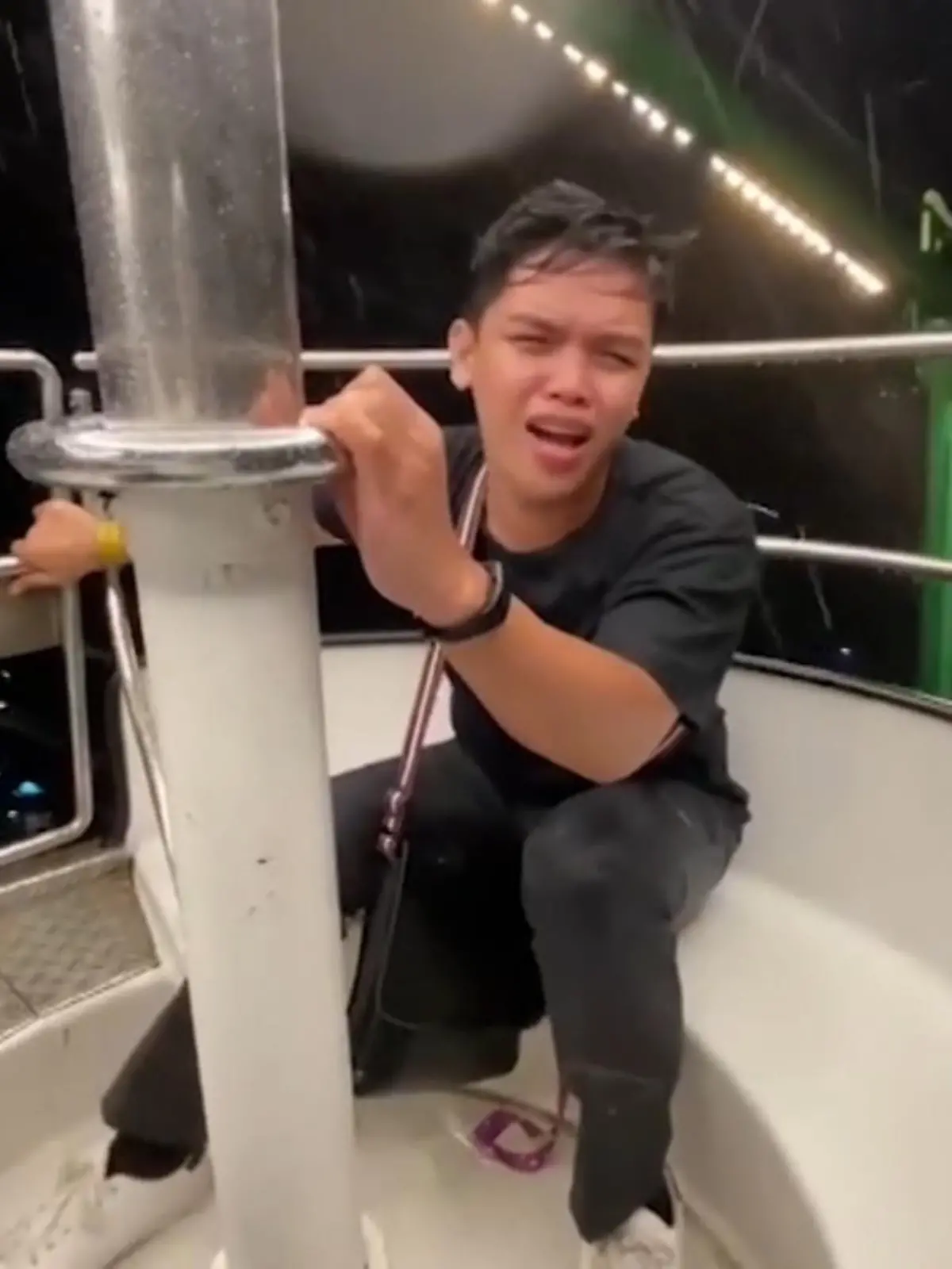 Als Bryant Duldulao zusammen mit einem Freund seinen Geburtstag auf einem Rummelplatz feiert, wählt er als letzte Fahrt das Riesenrad – dass das die extremste Attraktion an diesem Tag werden würde, haben die beiden nicht erwartet.