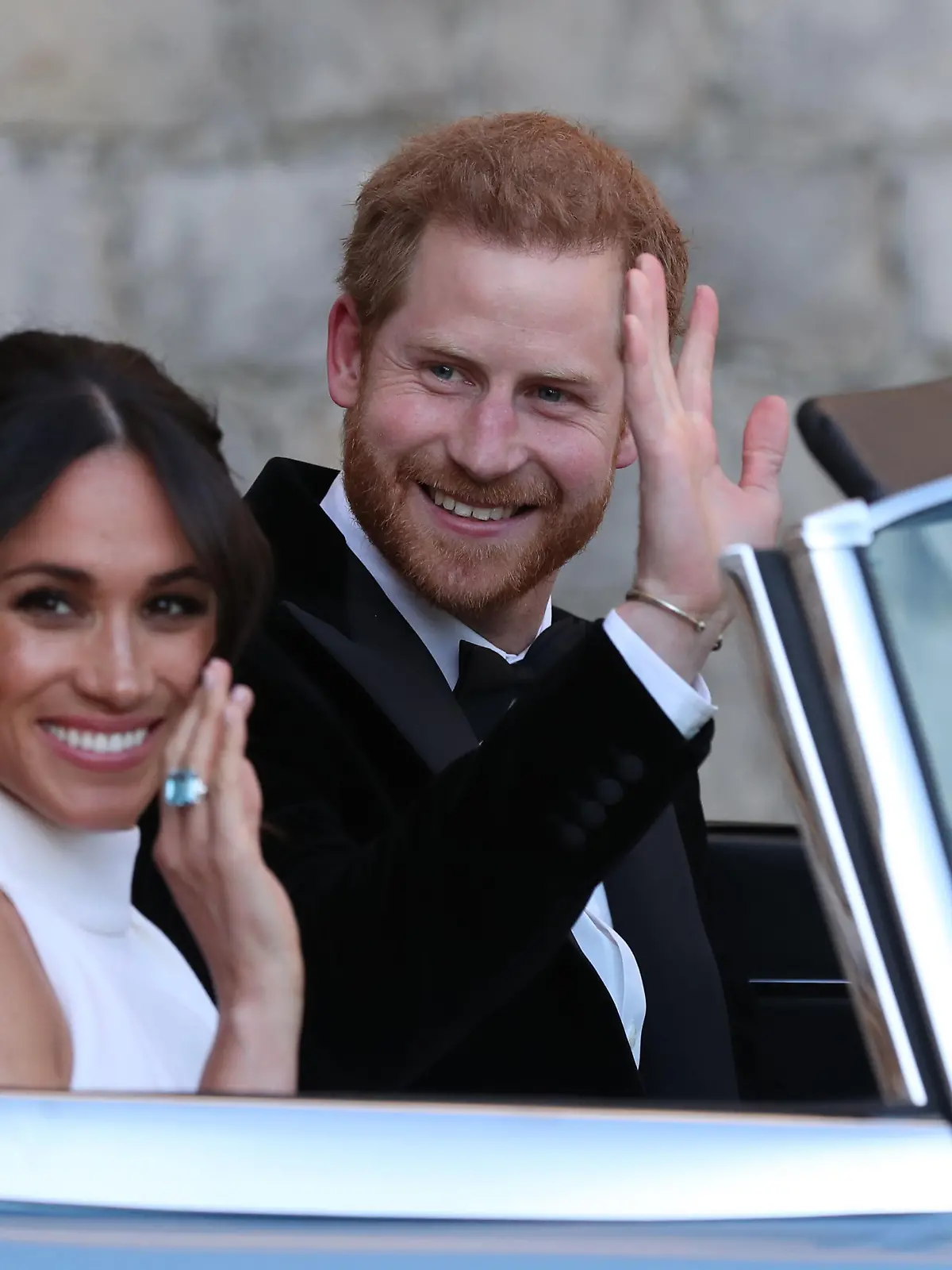 19.05.2018, Großbritannien, Windsor: Der britische Prinz Harry und seine Frau Meghan verlassen das Windsor Castle um zum Hochzeitsfest im Frogmore House am Abend zu fahren. Prinz Harry of Wales hat Meghan Markle geheiratet. Foto: Steve Parsons/PA Wire/dpa +++ dpa-Bildfunk +++