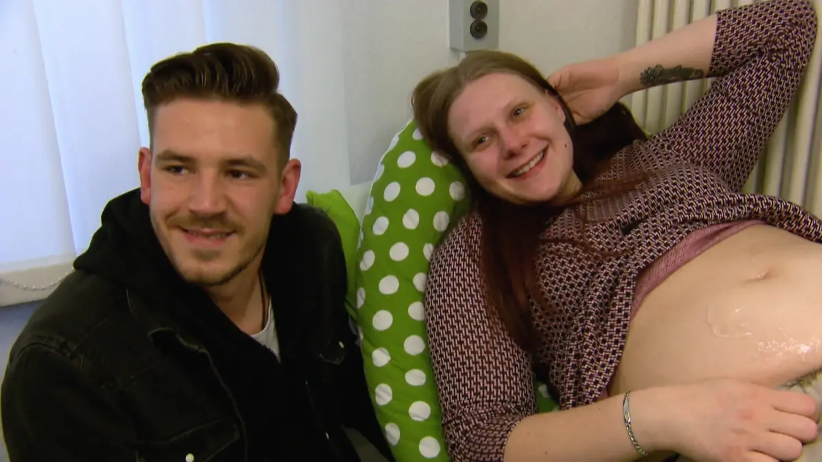 Tim Katzenbauer und Lavinia Wollny lauschen stolz den Herzschlägen ihres ersten gemeinsamen Babys.