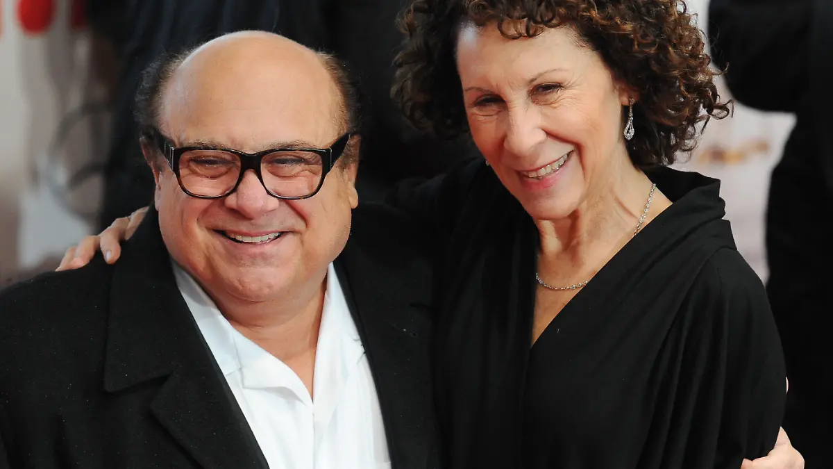 ARCHIV - Danny DeVito und Ehefrau Rhea Perlman bei der Verleihung der 46. Goldenen Kamera am 05.02.2011 in Berlin. Der Hollywoodstar (67) und seine Frau haben sich nach 30 Ehejahren getrennt. Foto: Jens Kalaene (zu dpa «Danny DeVito trennt sich nach 30 Jahren Ehe von seiner Frau» vom 09.10.2012)  +++(c) dpa - Bildfunk+++