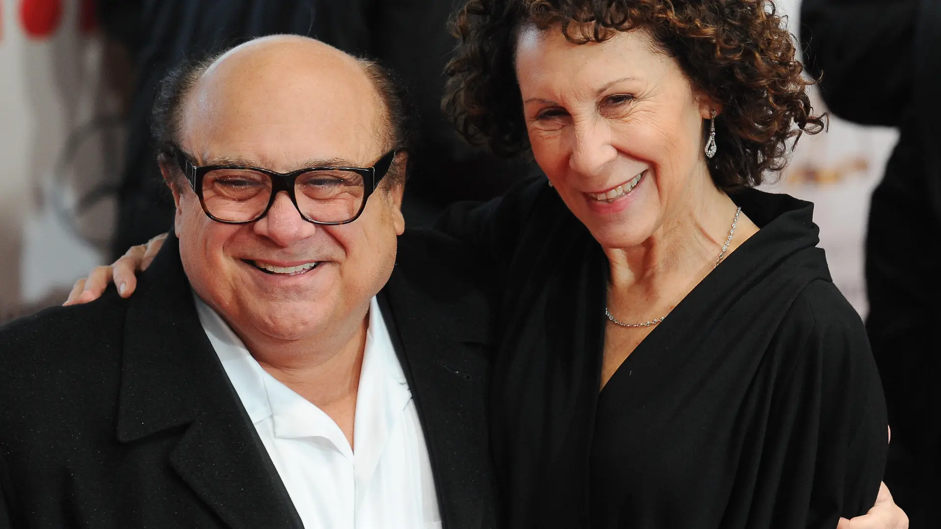 ARCHIV - Danny DeVito und Ehefrau Rhea Perlman bei der Verleihung der 46. Goldenen Kamera am 05.02.2011 in Berlin. Der Hollywoodstar (67) und seine Frau haben sich nach 30 Ehejahren getrennt. Foto: Jens Kalaene (zu dpa «Danny DeVito trennt sich nach 30 Jahren Ehe von seiner Frau» vom 09.10.2012)  +++(c) dpa - Bildfunk+++