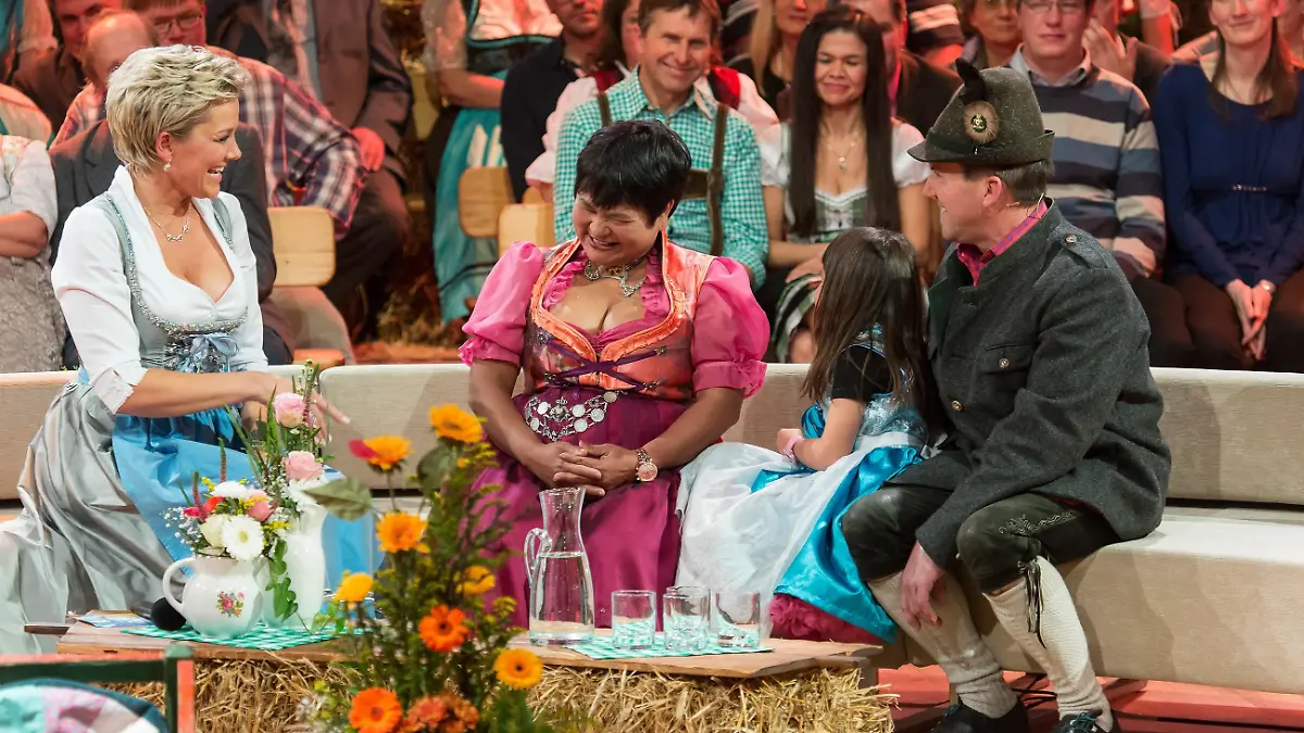 Inka Bause (l.) begrüsst Josef und Narumol mit Töchterchen Jorafina (4) als Gäste bei der großen Scheunenparty.