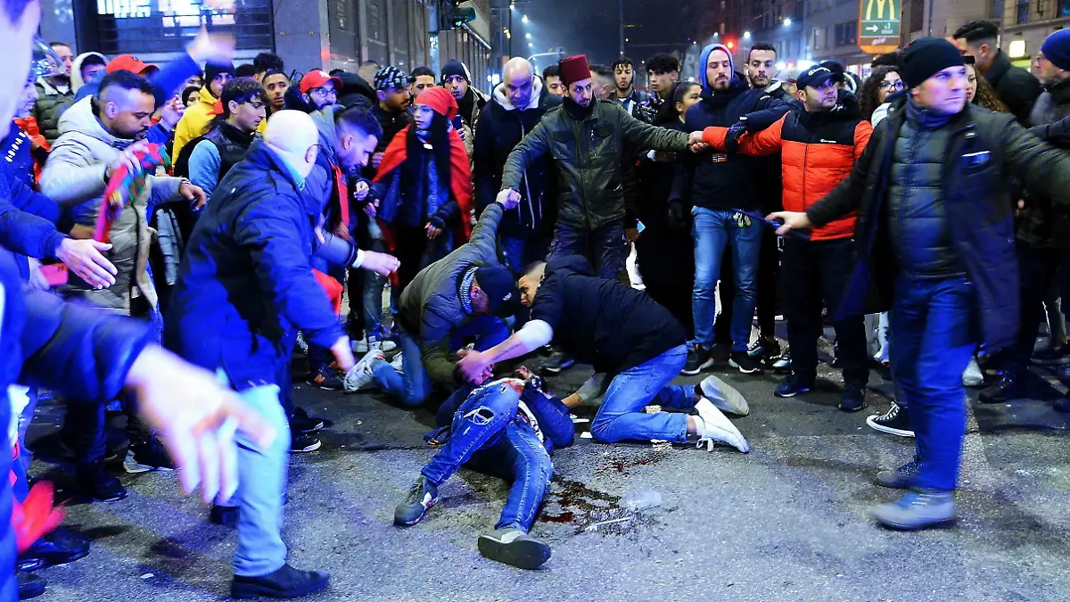  Milan - Stabbing occurred near Corso Buenos Aires during the celebrations of Morocco fans for their victory in the World Cup in the photo, a man on the ground bleeding after the stabbing Editorial Usage Only PUBLICATIONxNOTxINxITA Copyright: xmaurizioxmaulex/xIPAx Agenzia_Fotogramma_FGR3700807