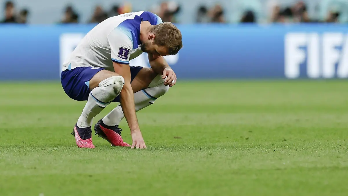 Football World Cup in Qatar England captain Harry Kane looks downcast following his team s 2-1 loss to France in a World Cup quarterfinal football match at Al Bayt Stadium in Al Khor, Qatar, in the small hours of Dec. 11, 2022. PUBLICATIONxINxGERxSUIxAUTxHUNxONLY A14AA0001374358P