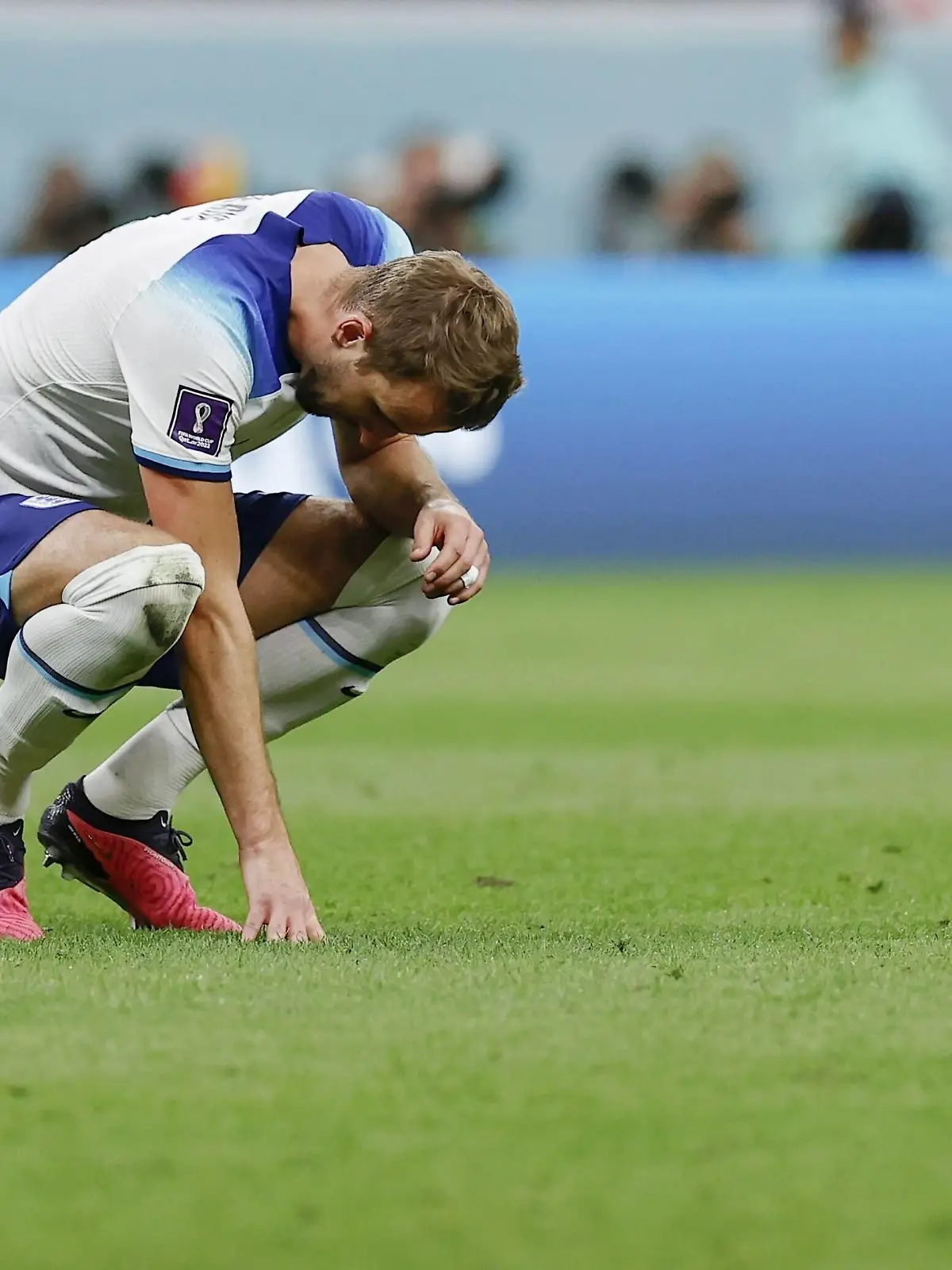  Football World Cup in Qatar England captain Harry Kane looks downcast following his team s 2-1 loss to France in a World Cup quarterfinal football match at Al Bayt Stadium in Al Khor, Qatar, in the small hours of Dec. 11, 2022. PUBLICATIONxINxGERxSUIxAUTxHUNxONLY A14AA0001374358P