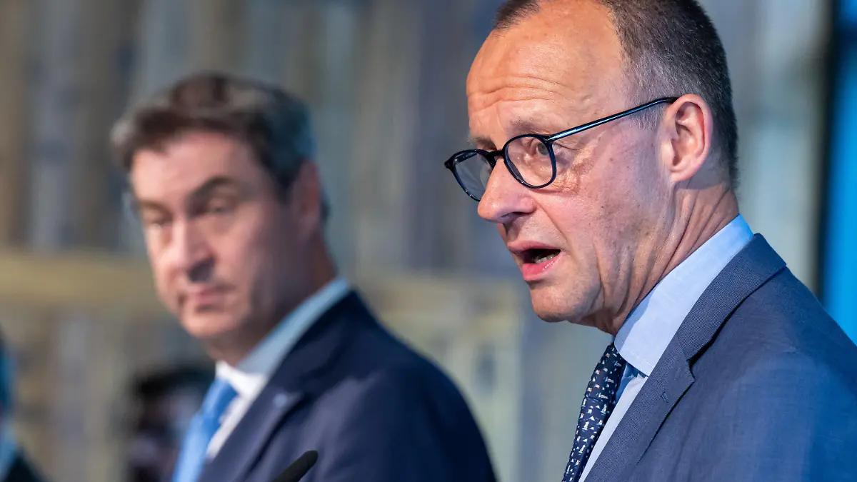 30.06.2023, Bayern, München: Markus Söder (l), CSU-Parteivorsitzender, und Friedrich Merz (r), CDU-Vorsitzender, nehmen nach einer gemeinsamen Präsidiumssitzung von CDU und CSU an einer abschließenden Pressekonferenz teil. (zu dpa «CSU-Landesgruppe geht mit Söder und Merz in Klausur» vom 19.7.2023) Foto: Peter Kneffel/dpa +++ dpa-Bildfunk +++