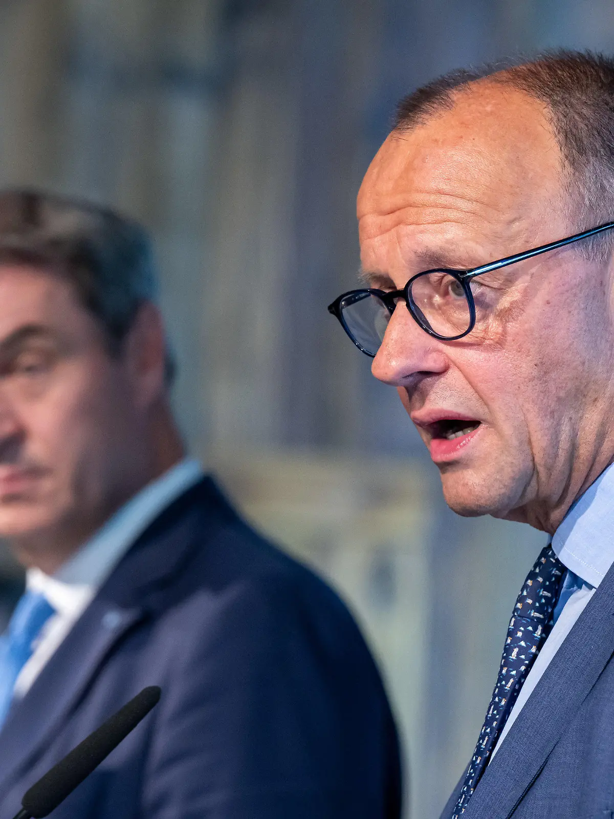 30.06.2023, Bayern, München: Markus Söder (l), CSU-Parteivorsitzender, und Friedrich Merz (r), CDU-Vorsitzender, nehmen nach einer gemeinsamen Präsidiumssitzung von CDU und CSU an einer abschließenden Pressekonferenz teil. (zu dpa «CSU-Landesgruppe geht mit Söder und Merz in Klausur» vom 19.7.2023) Foto: Peter Kneffel/dpa +++ dpa-Bildfunk +++