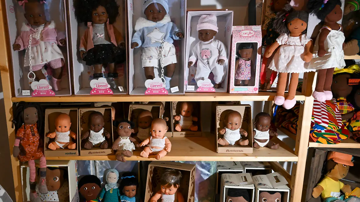 01.12.2022, Berlin: Vielfältige Puppen verschiedener Hautfarben gehören zum Sortiment im Shop Diversity Spielzeug in der Emser Strasse in Neukölln. Hier wird auch Spielzeug verkauft, das andere Realitäten von Familien zeigt. (zu dpa «Mehr Vielfalt im Spielzeugregal - noch nicht überall») Foto: Jens Kalaene/dpa +++ dpa-Bildfunk +++