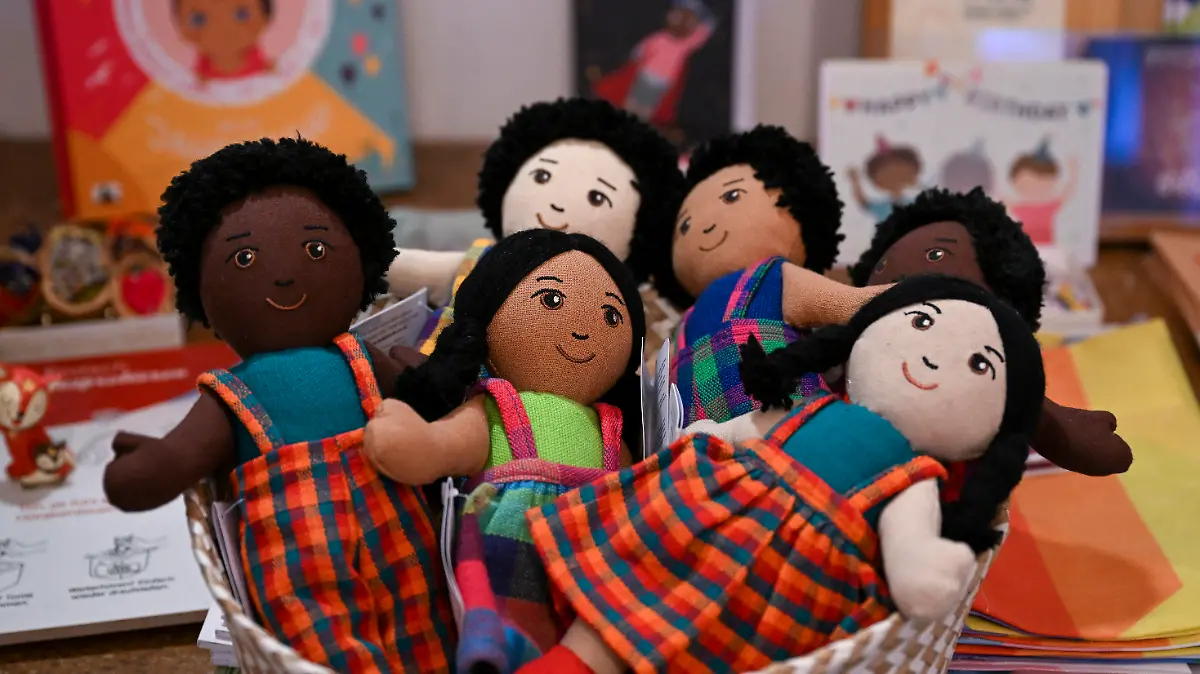 01.12.2022, Berlin: Puppen verschiedener Hautfarben gehören zum Sortiment im Shop Diversity Spielzeug in der Emser Strasse in Neukölln. Hier wird auch Spielzeug verkauft, das andere Realitäten von Familien zeigt. (zu dpa «Mehr Vielfalt im Spielzeugregal - noch nicht überall») Foto: Jens Kalaene/dpa +++ dpa-Bildfunk +++