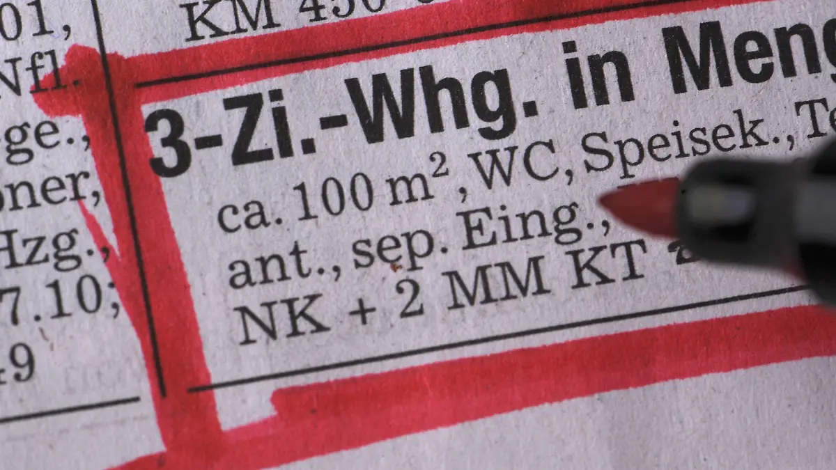 ARCHIV - Ein roter Stift markiert eine Immobilienanzeige mit einer 3-Zimmer-Wohnung in einer Tageszeitung, aufgenommen am 06.07.2010 in Straubing (Niederbayern). Der Immobilienverband IVD stellt am Dienstag (25.09.2012) die Entwicklung der Preise für Eigentumswohnungen in 390 deutschen Städten vor. Foto: Armin Weigel dpa/lby +++(c) dpa - Bildfunk+++