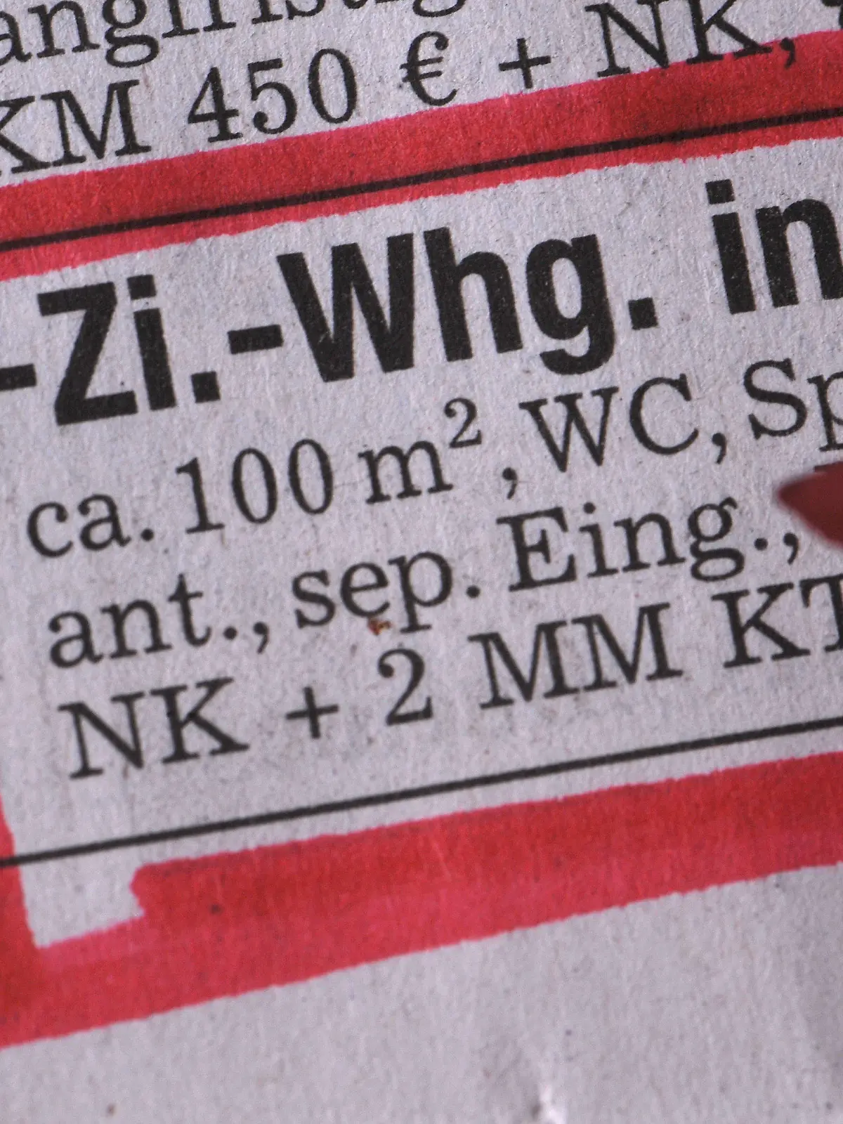 ARCHIV - Ein roter Stift markiert eine Immobilienanzeige mit einer 3-Zimmer-Wohnung in einer Tageszeitung, aufgenommen am 06.07.2010 in Straubing (Niederbayern). Der Immobilienverband IVD stellt am Dienstag (25.09.2012) die Entwicklung der Preise für Eigentumswohnungen in 390 deutschen Städten vor.  Foto: Armin Weigel dpa/lby  +++(c) dpa - Bildfunk+++
