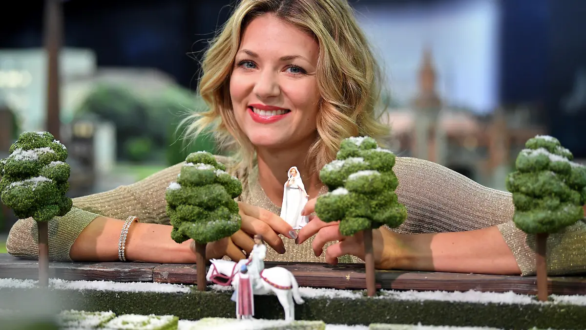 Die Sängerin Ella Endlich stellt am 14.12.2017 in Berlin in der Little BIG City die Figur Mini-Aschenbrödel vor. Endlich sang 2009 den Song "Küss mich, halt mich, lieb mich" nach der Titelmelodie des Films "Drei Haselnüsse für Aschenbrödel". Foto: Britta Pedersen/dpa